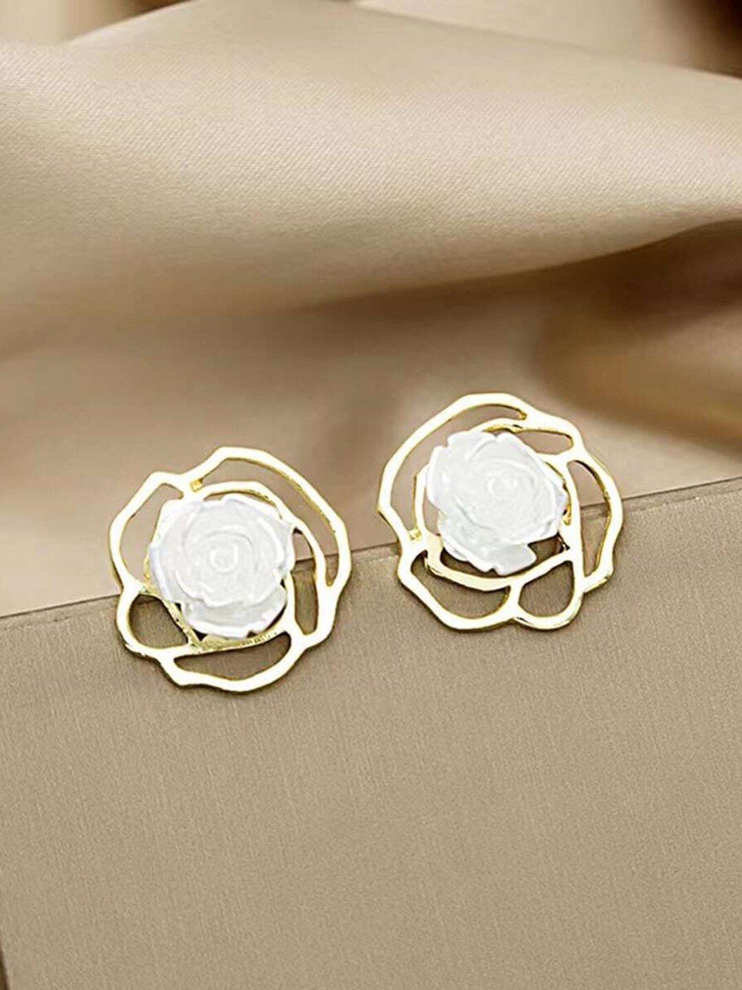 

VAGHBHATT Gold-Plated Floral Studs Earrings
