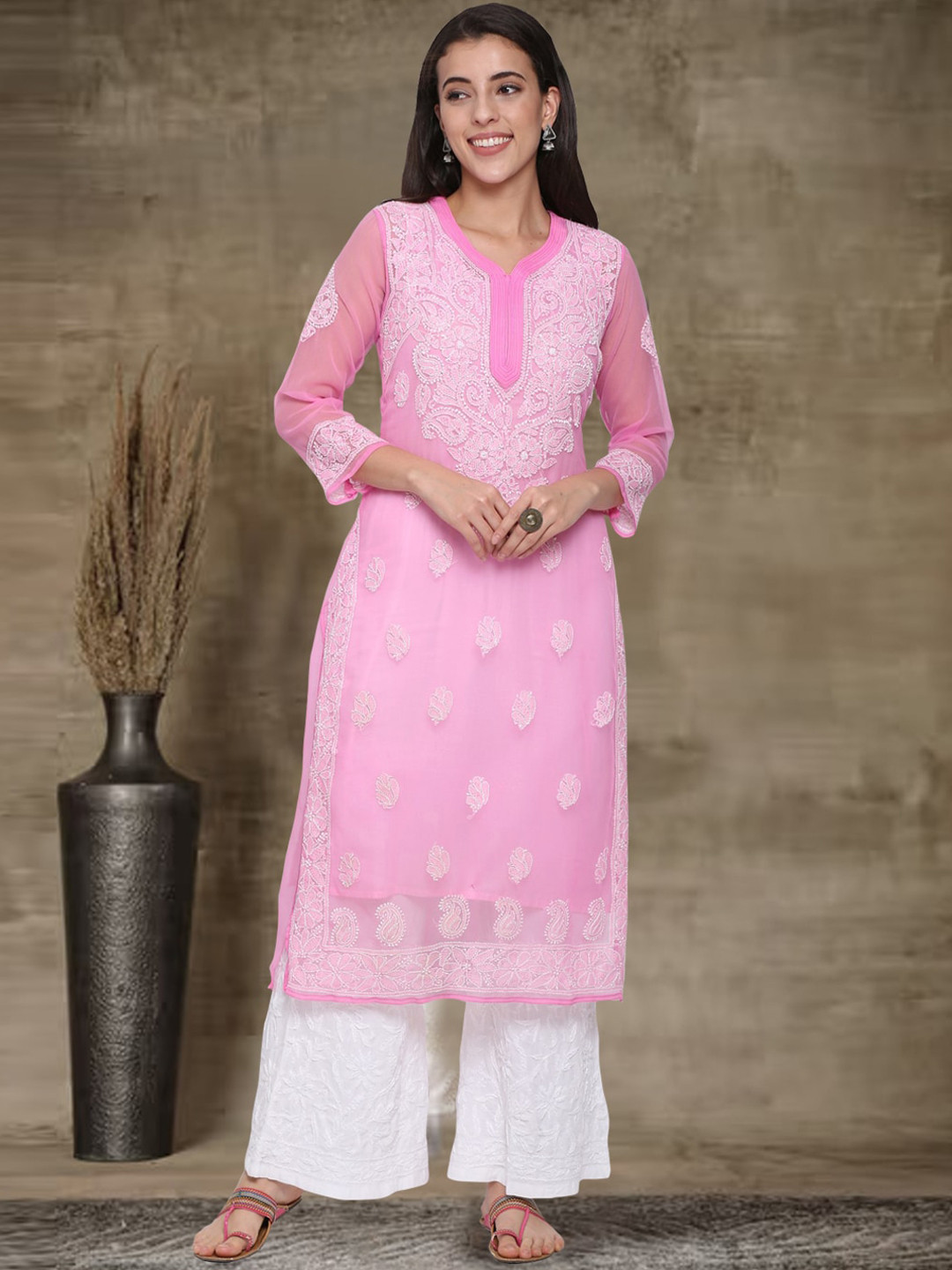 

PARAMOUNT CHIKAN Ethnic Motifs Embroidered Lucknowi Chikankari Straight Kurta With Slip, Pink
