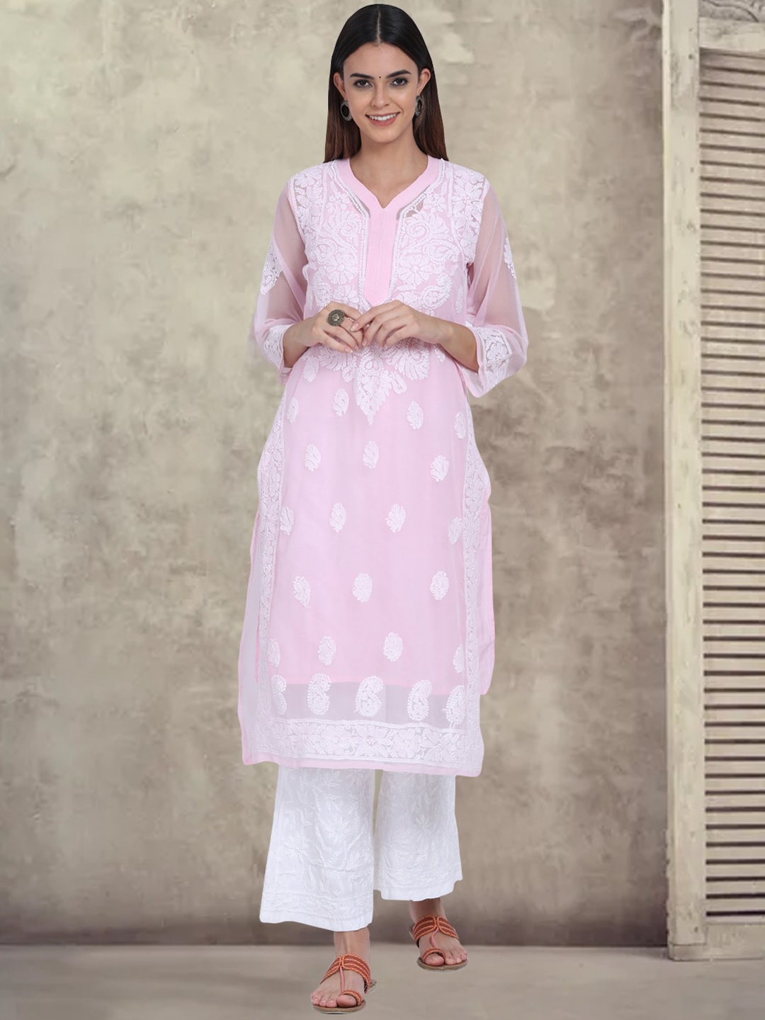 

PARAMOUNT CHIKAN Ethnic Motifs Embroidered Lucknowi Chikankari Straight Kurta With Slip, Pink