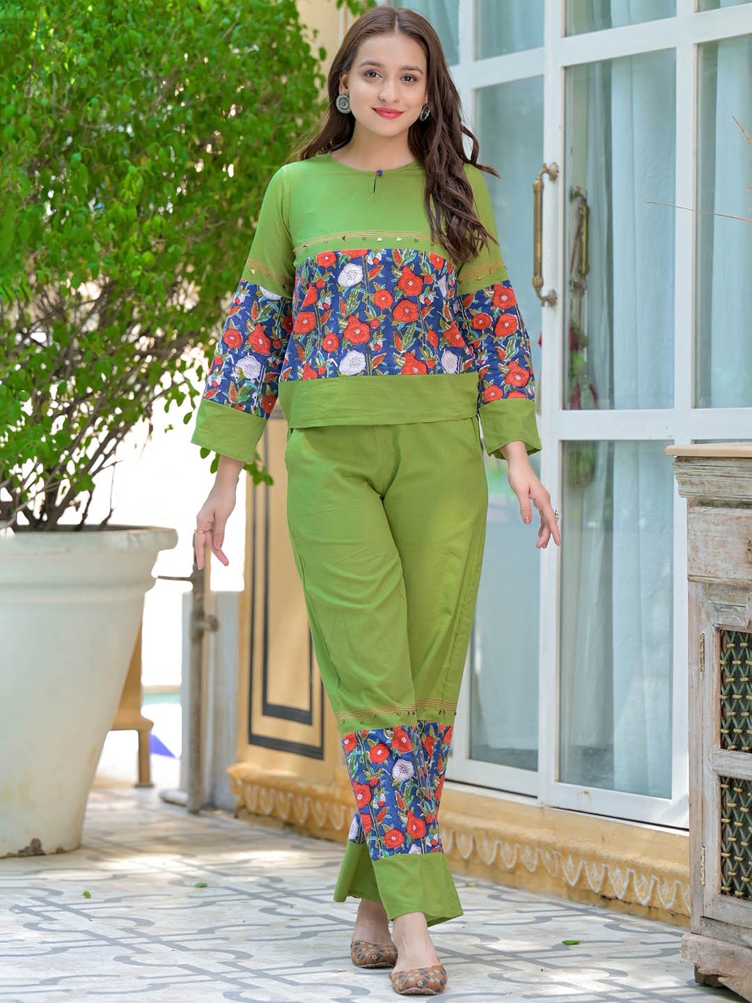 

The Kapas Floral Printed Pure Cotton Top & Palazzos Co-Ords, Green