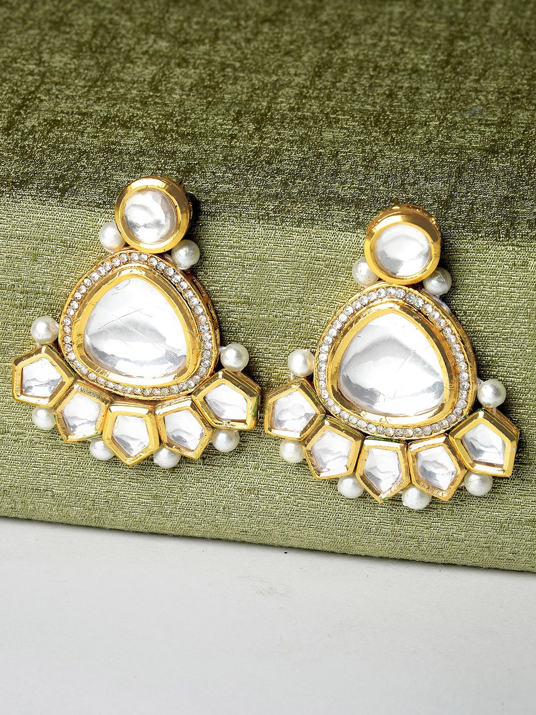 

KARATCART Gold Plated Kundan Studded Drop Earrings