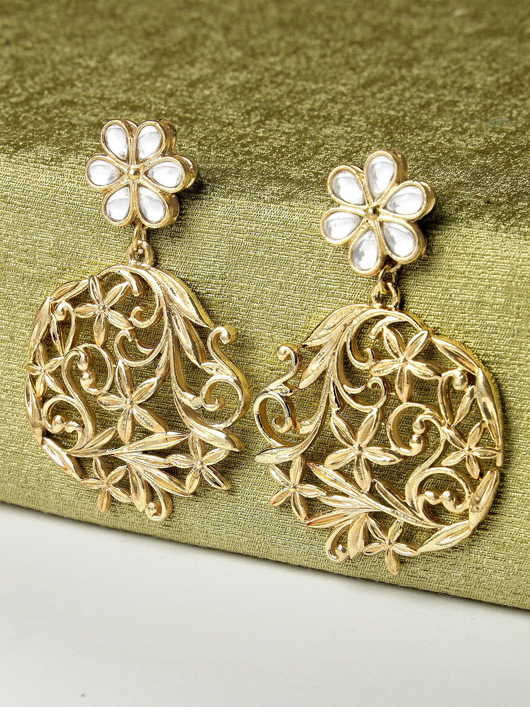 

KARATCART Gold Plated Kundan Studded Drop Earrings