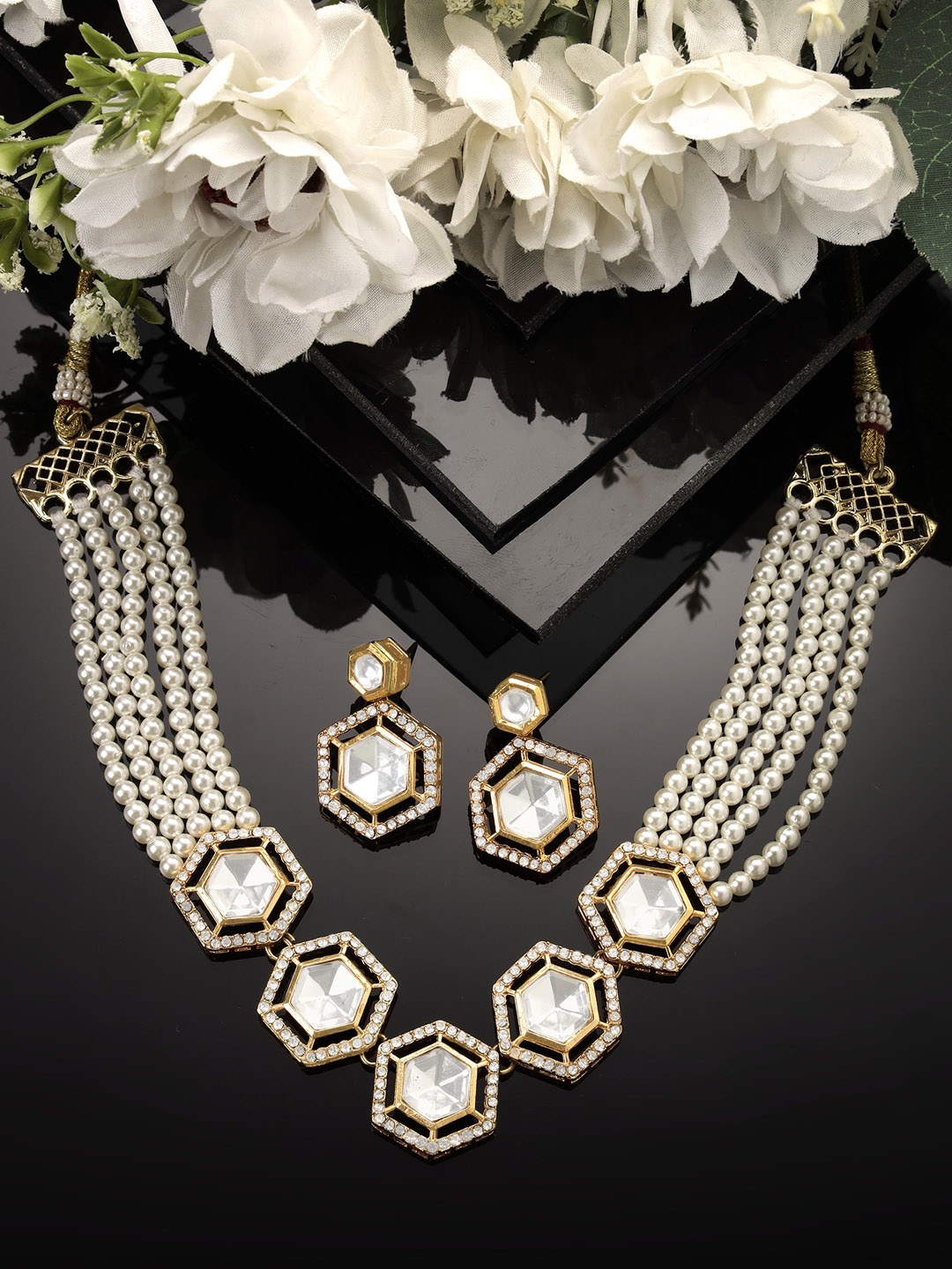 

KARATCART Gold-Plated Kundan-Studded & Pearl-Beaded Jewellery Set