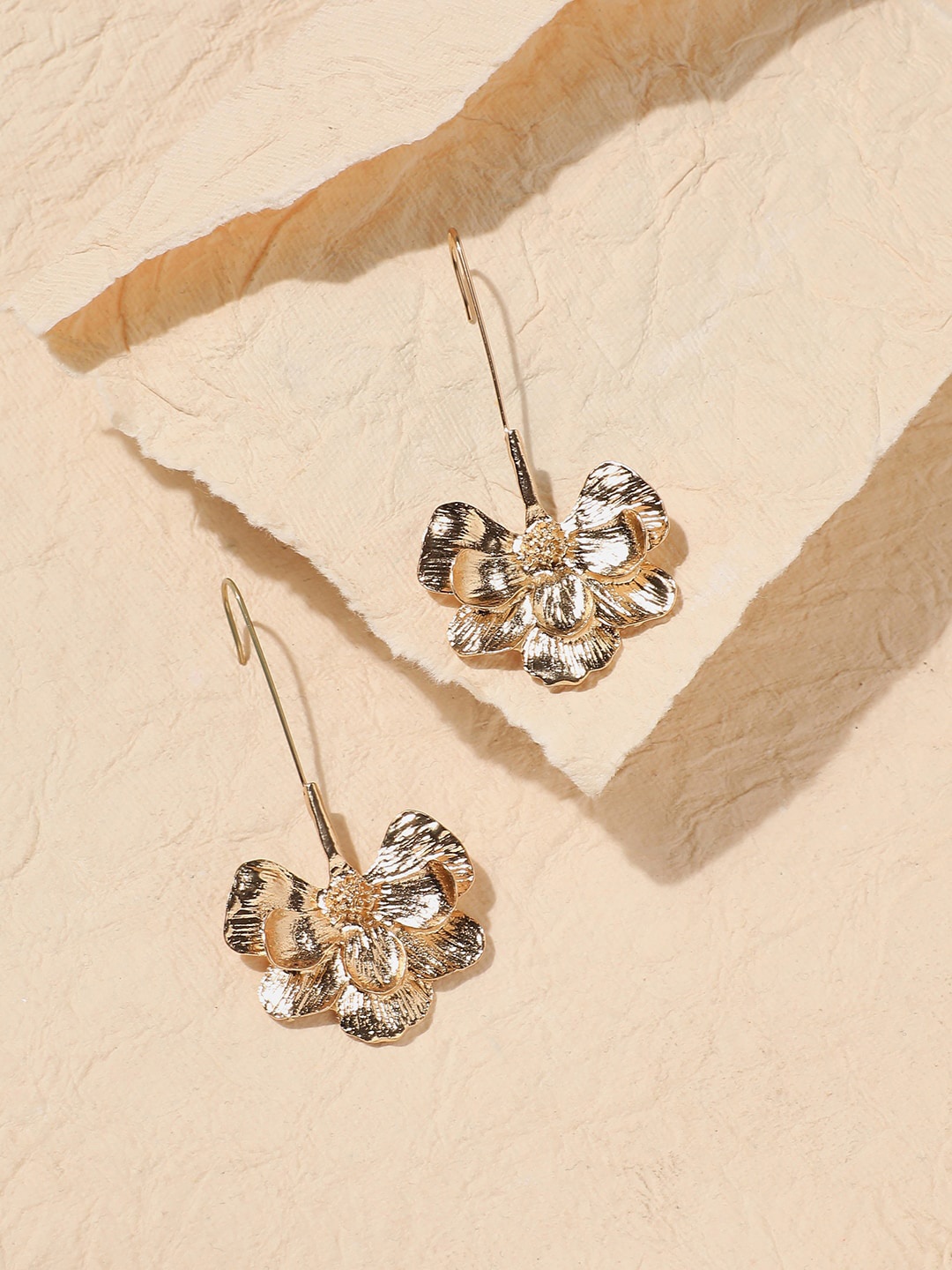 

SOHI Floral Gold-Plated Drop Earrings
