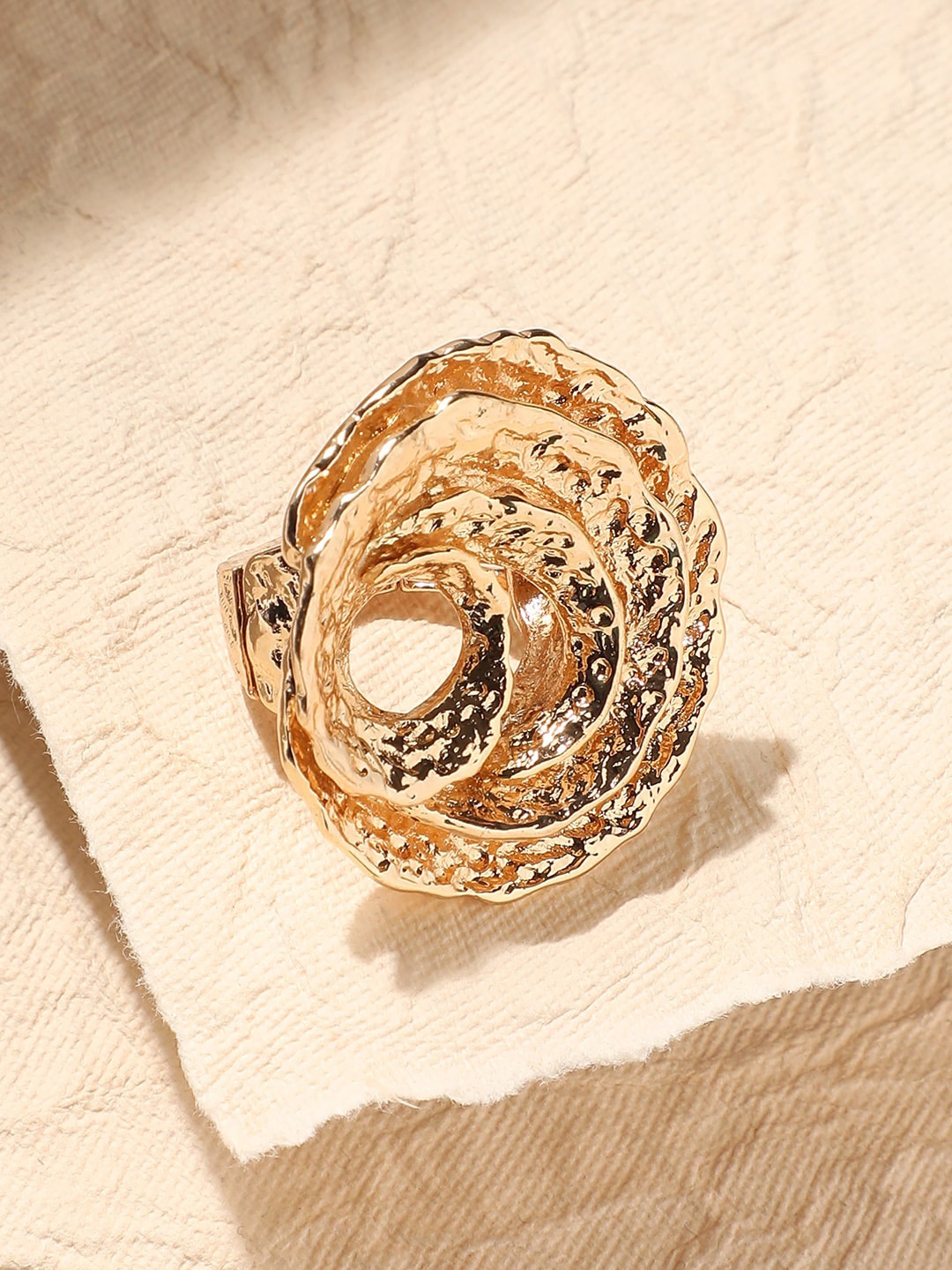 

SOHI Gold-Plated Swirl Statement Finger Ring