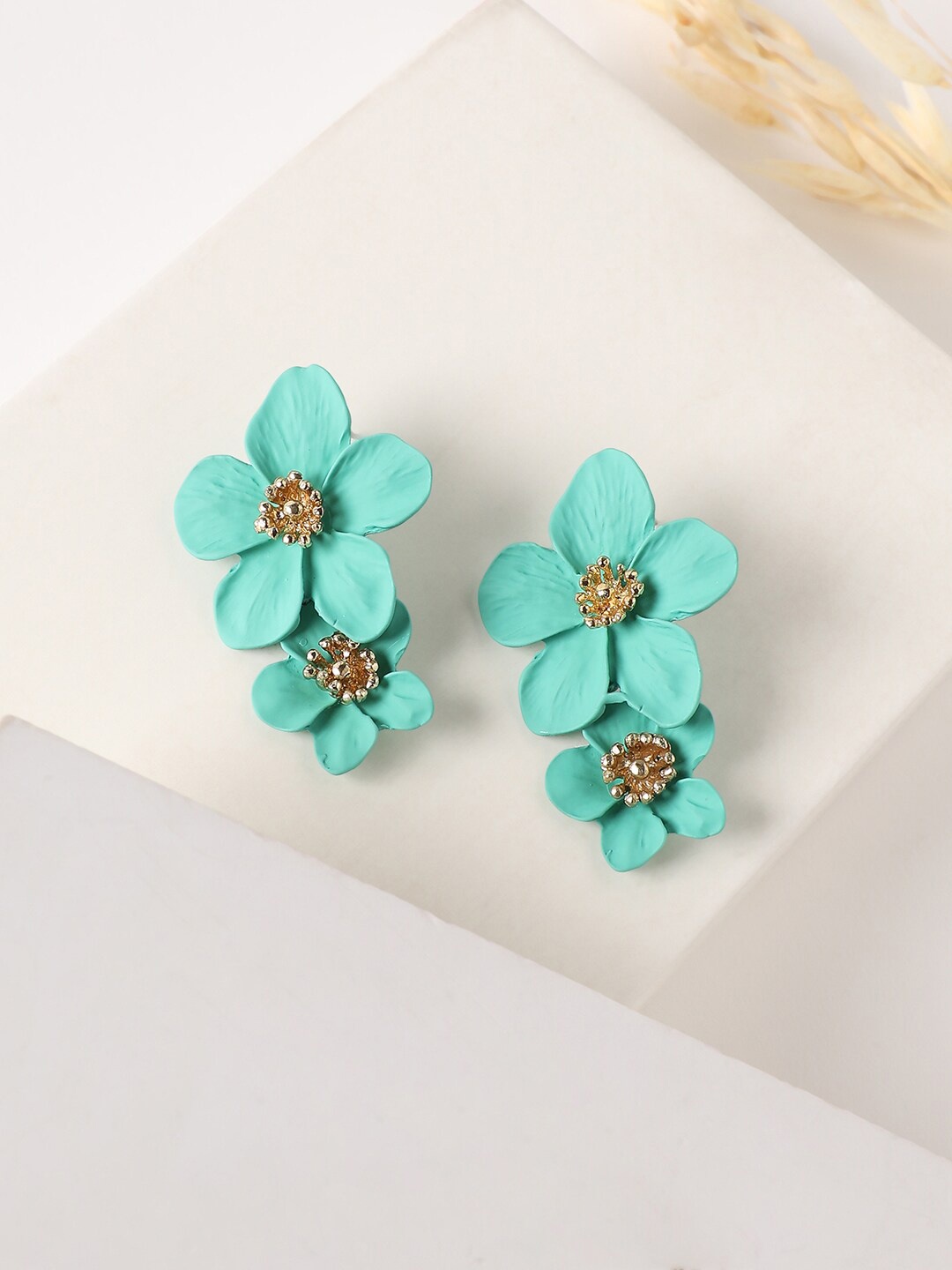 

SOHI Gold-Plated Floral Drop Earrings