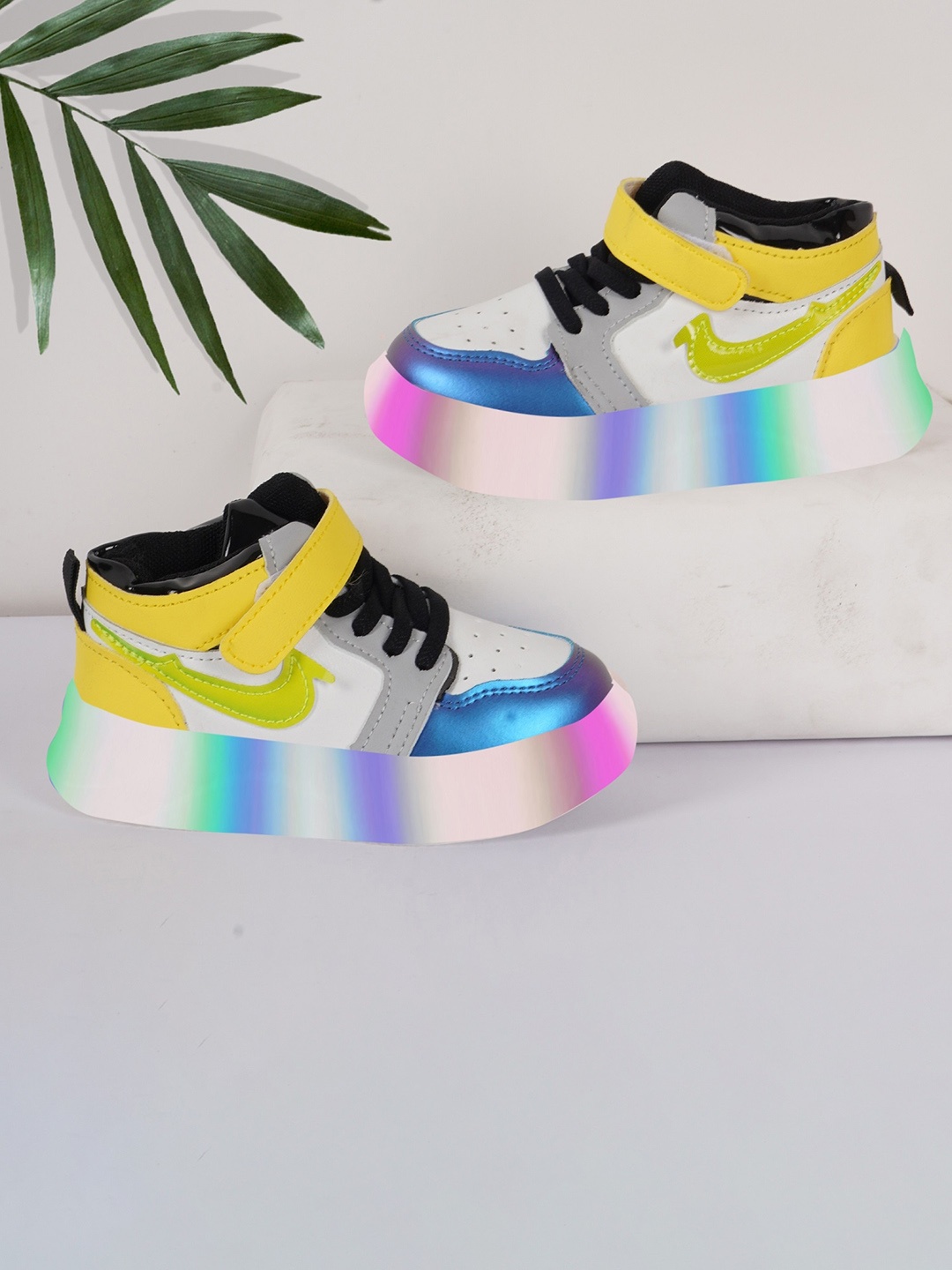 

BAESD Kids Colourblocked Lightweight Led Light Sneakers, Blue