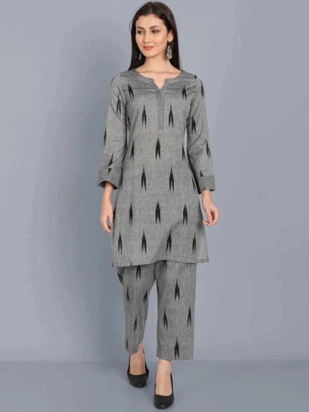 

Mera Rang Ikat Printed Pure Cotton Straight Kurta With Trousers, Grey