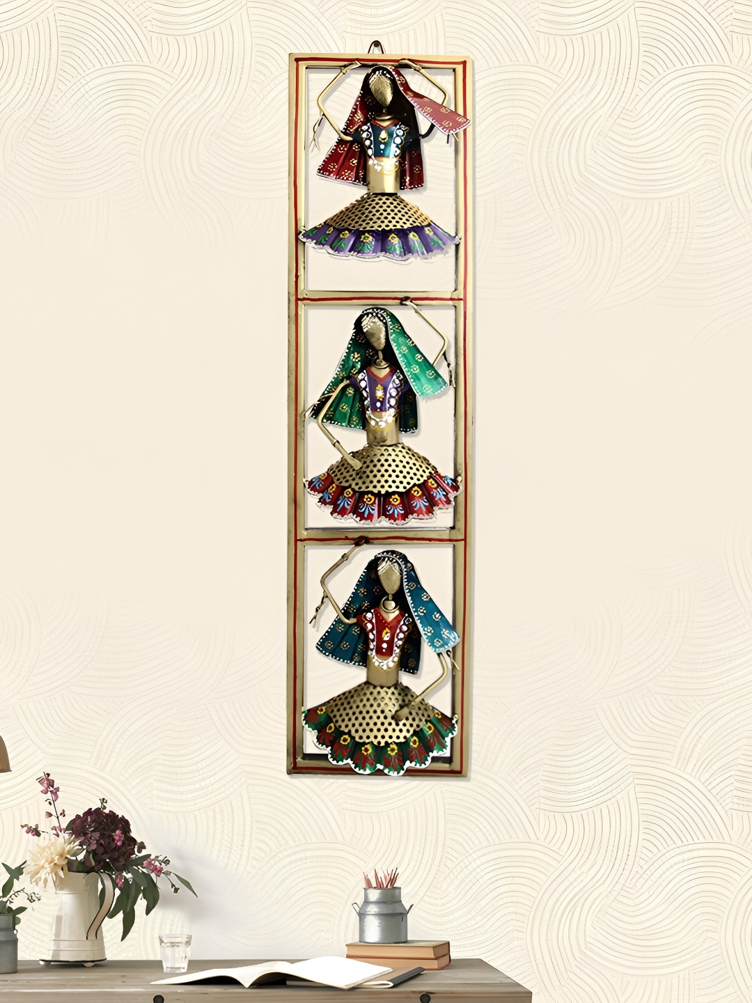 

HANDICRAFTS PARADISE Red & Green Metal Musician Wall Decor