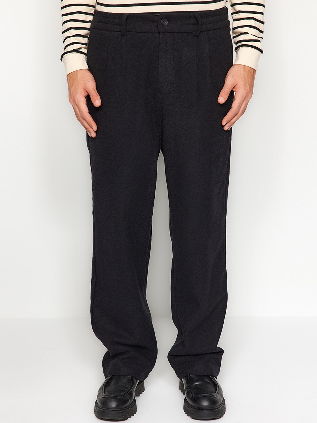 

Trendyol Men Regular Fit Mid-Rise Plain Formal Trousers, Black