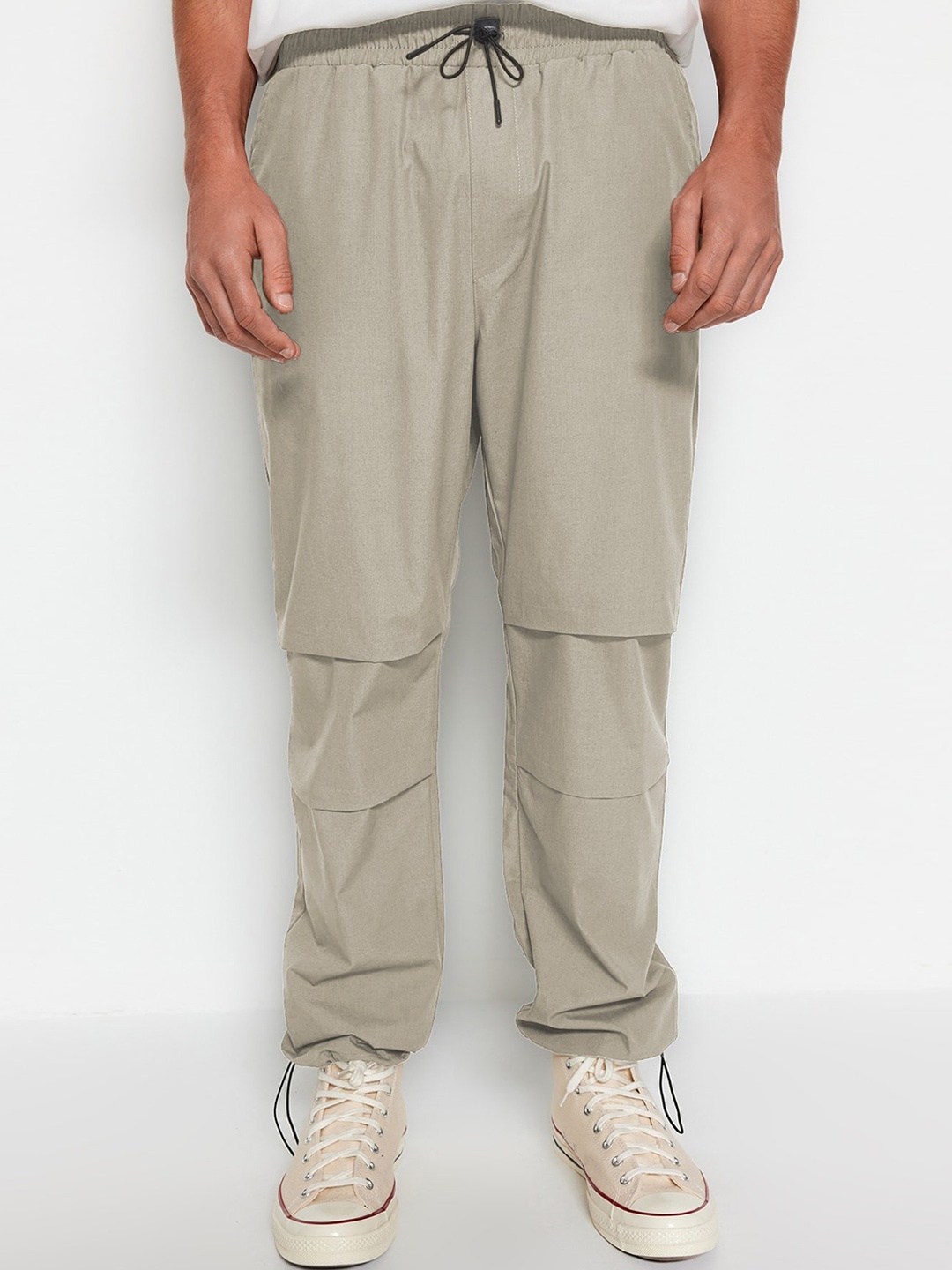 

Trendyol Men Regular Fit Mid-Rise Plain Cotton Trousers, Khaki