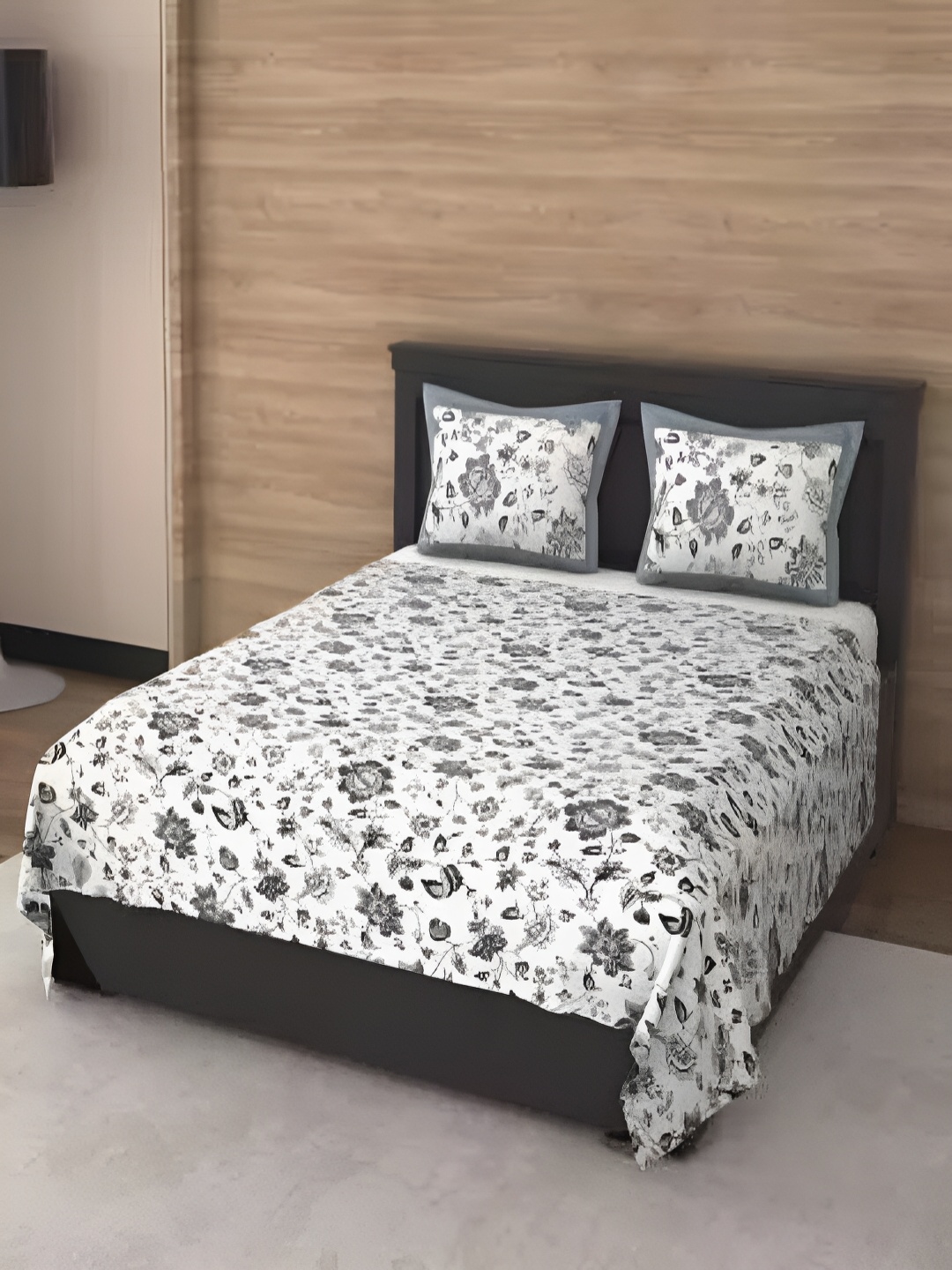 

Qfab White & Grey Floral Cotton 144 TC King Bedsheet With 2 Pillow Covers