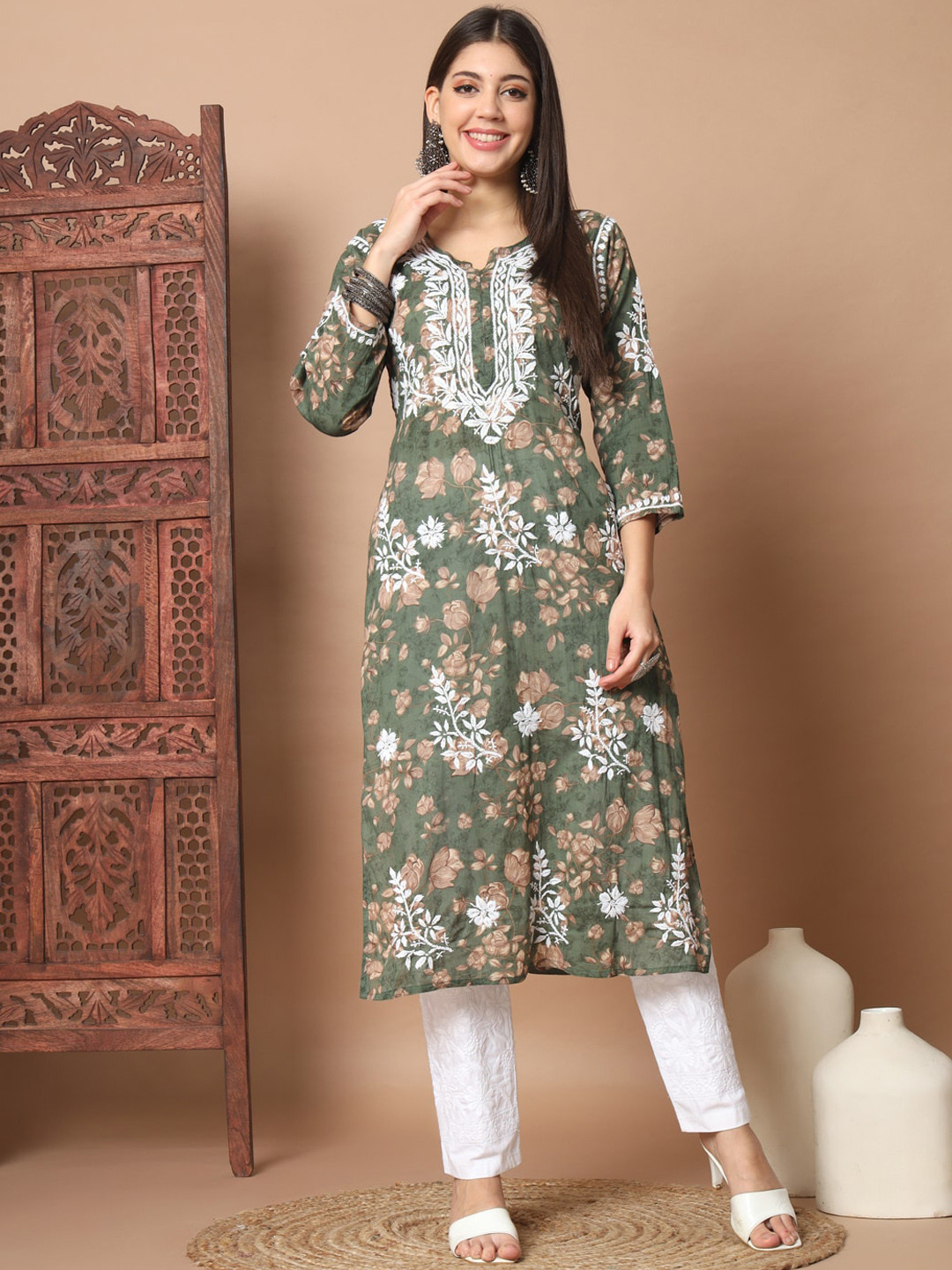 

Ethnava Ethnic Motifs Embroidered Lucknowi Chikankari Straight Kurta With Trousers, Green