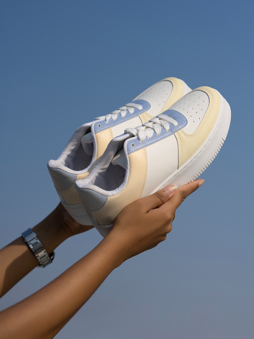 

The Roadster Lifestyle Co.Women White & Blue Colour Changing Lightweight Sneakers