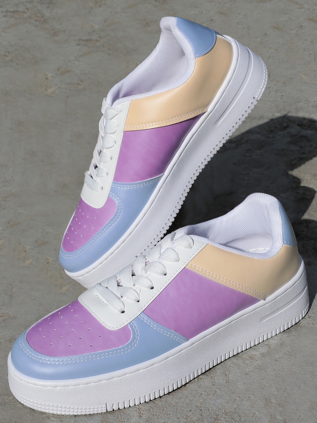 

The Roadster Lifestyle Co.Women White & Purple Changing Colourblocked Sneakers