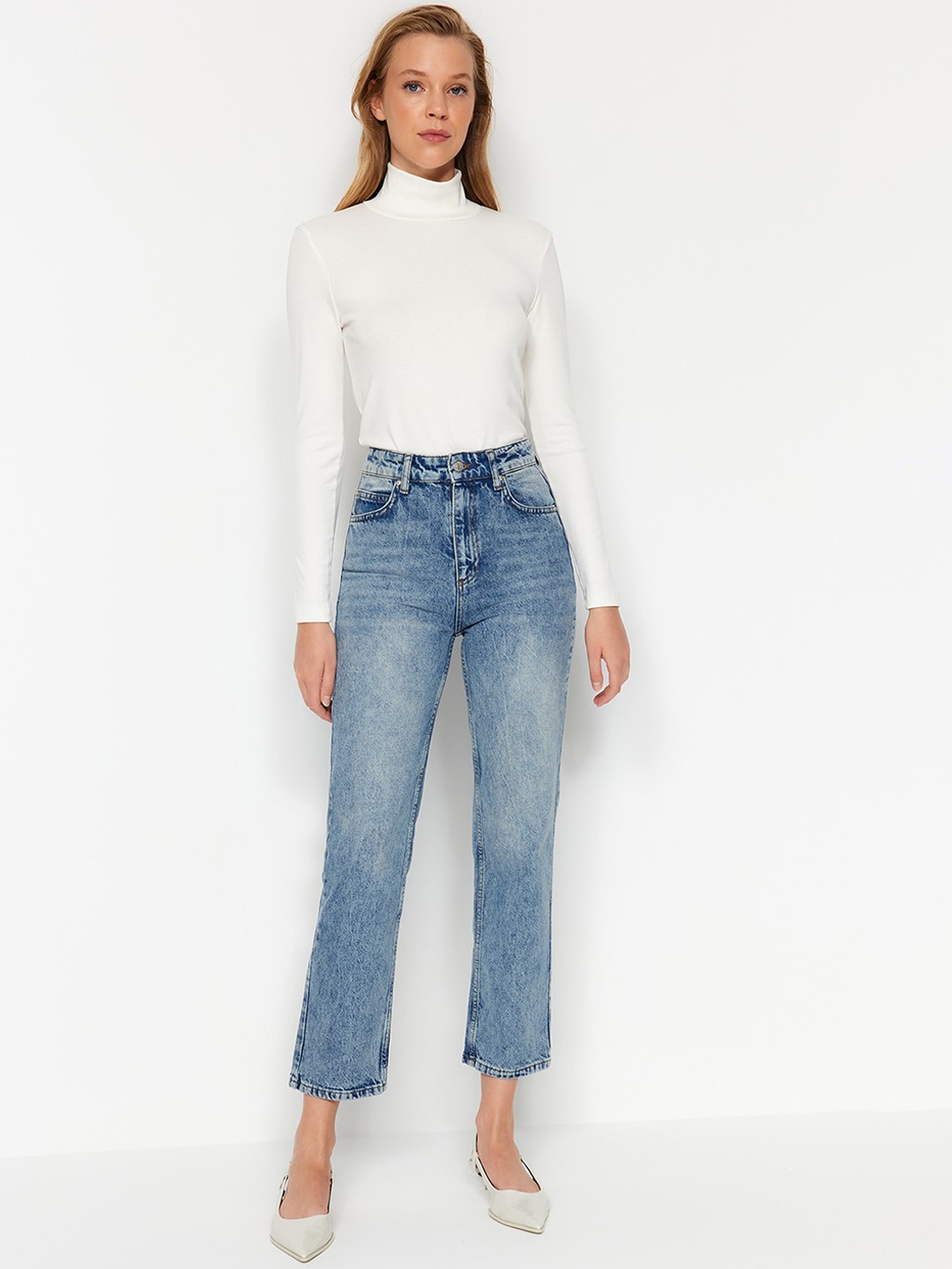 

Trendyol Women Mid Rise Heavy Fade Clean Look Pure Cotton Cropped Jeans, Blue