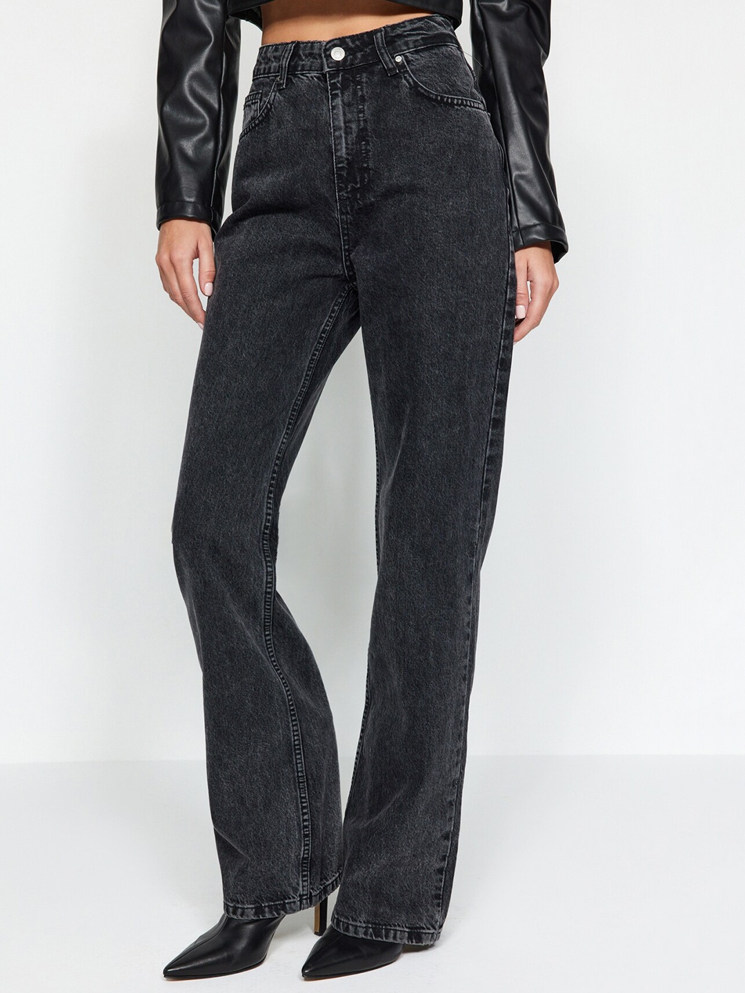 

Trendyol Women Straight Fit Mid Rise Clean Look Stretchable Jeans, Black