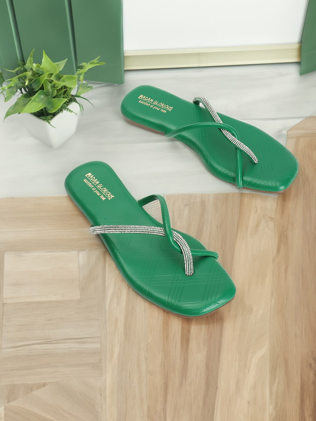 

madam glorious Embellished One Toe Flats, Green