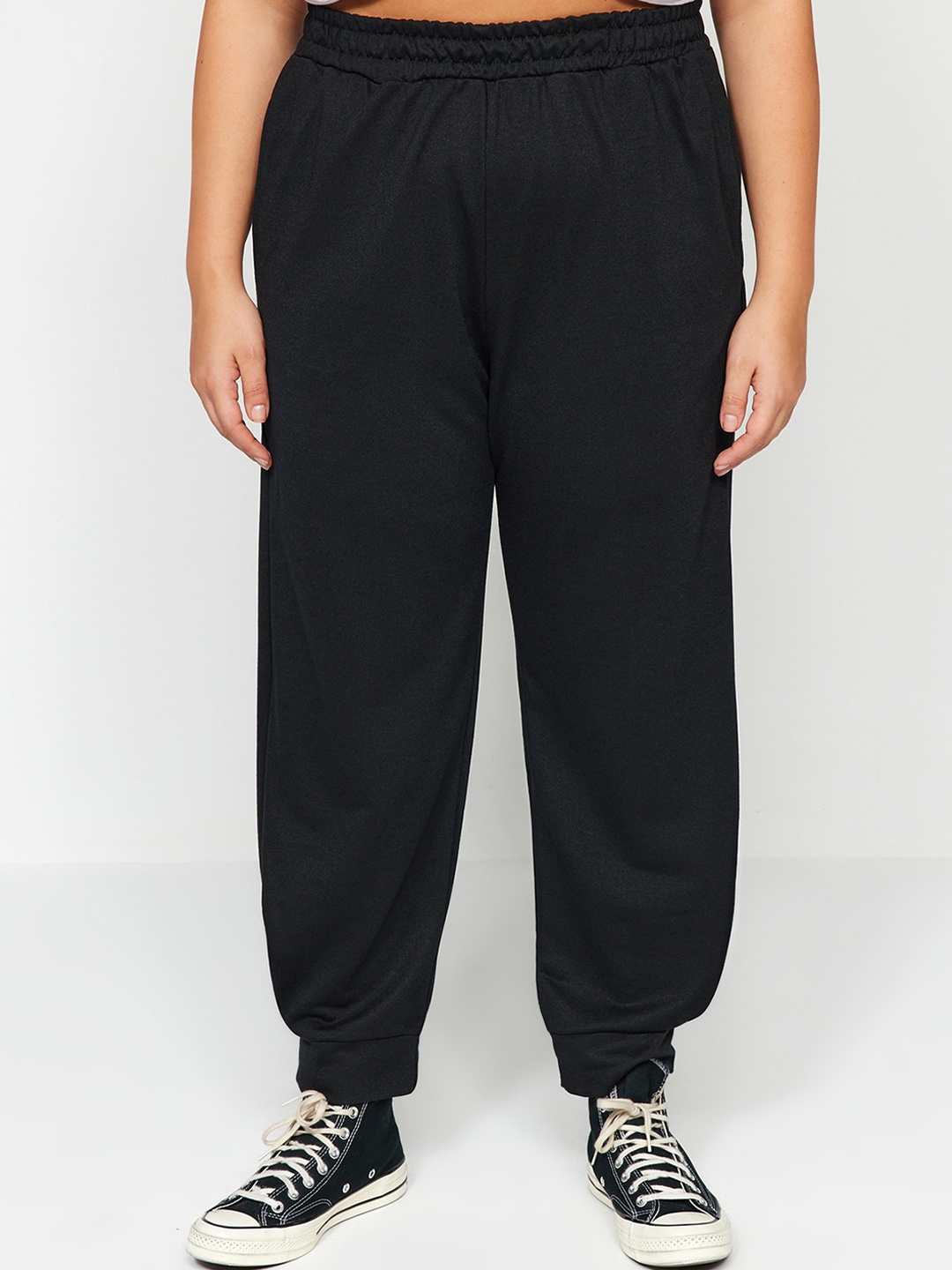 

Trendyol Women Mid Rise Joggers, Black
