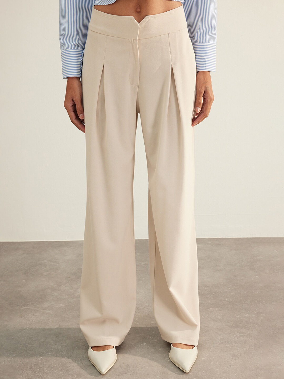 

Trendyol Women Mid-Rise Pleated Parallel Trousers, Cream