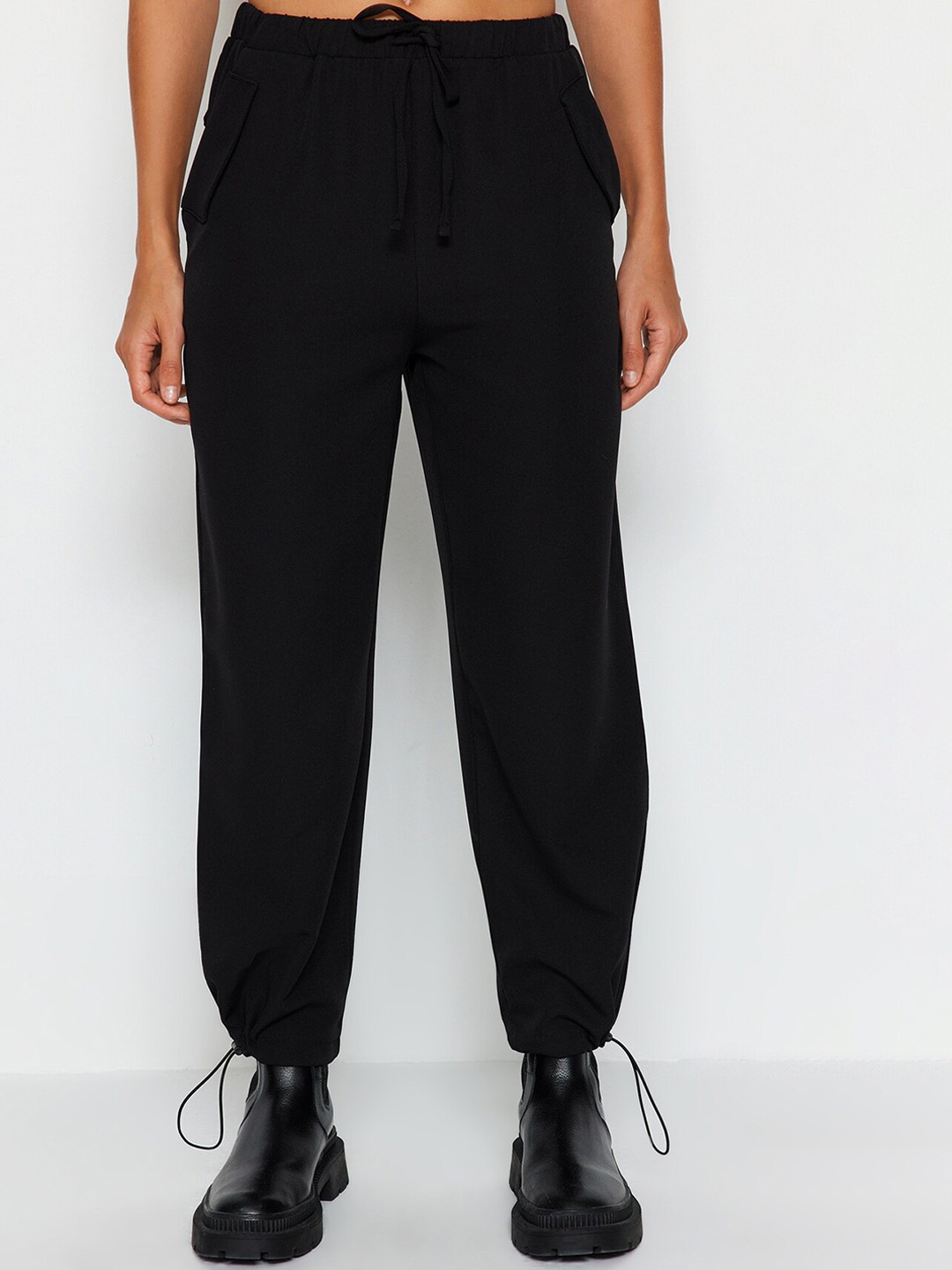 

Trendyol Women Mid-Rise Joggers, Black