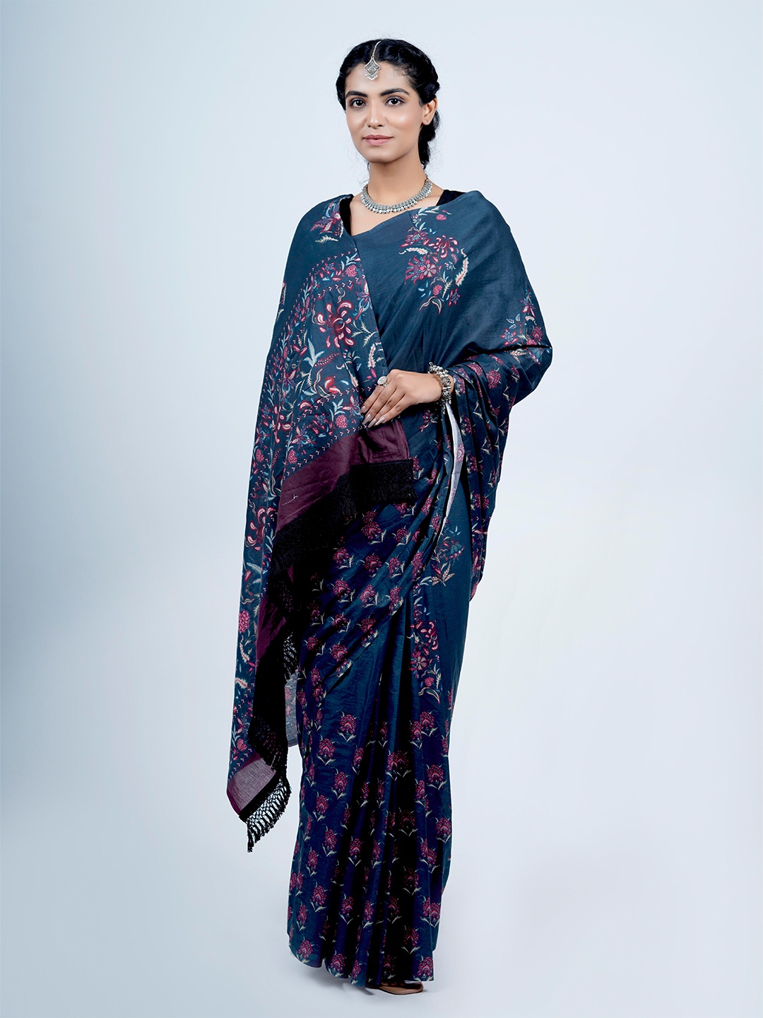 

BUTA BUTI Floral Printed Tasselled Pure Cotton Saree, Navy blue