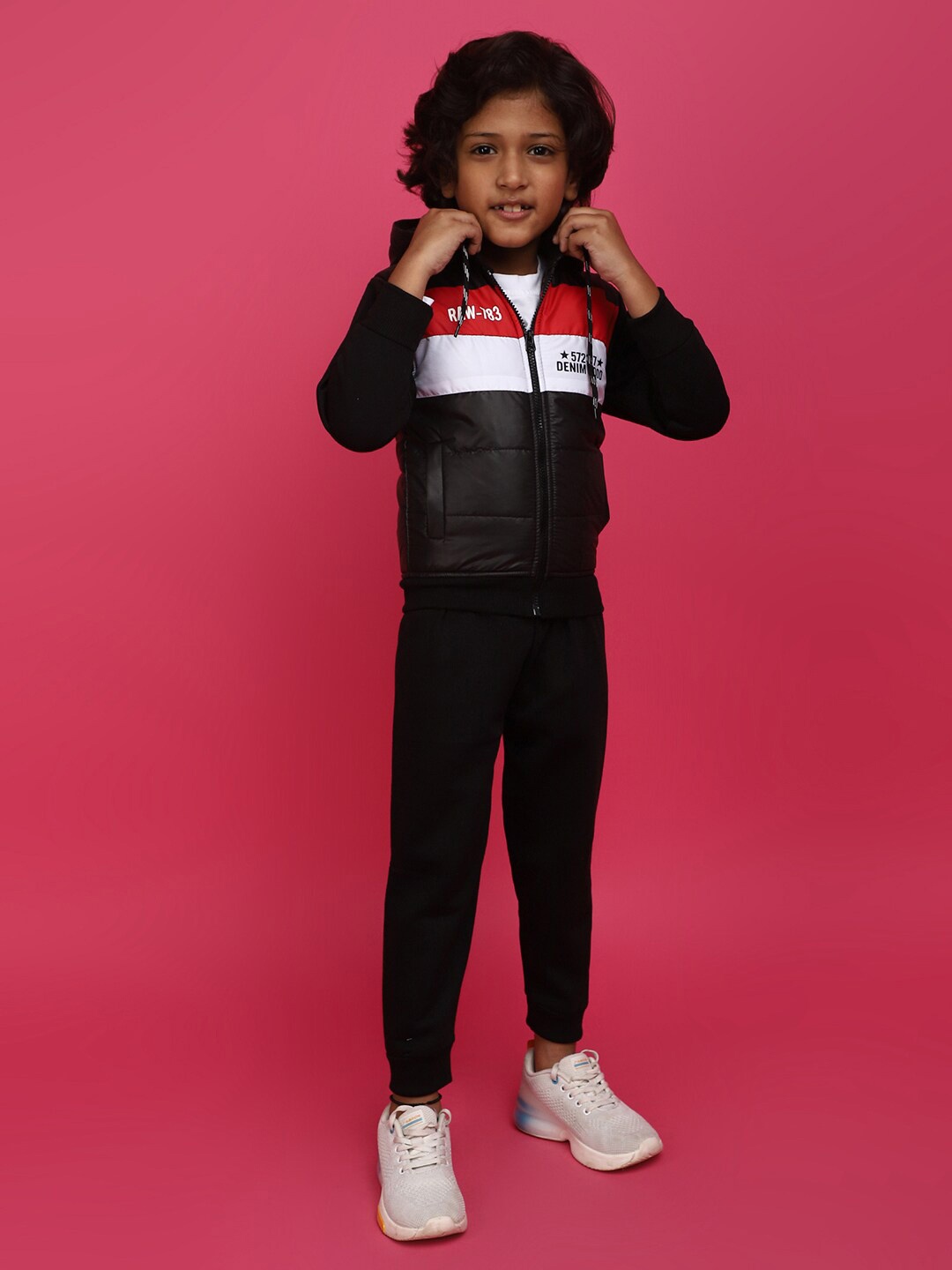 

V-Mart Boys Colourblocked Hooded Neck Long Sleeve Sweatshirt With Trousers, Black