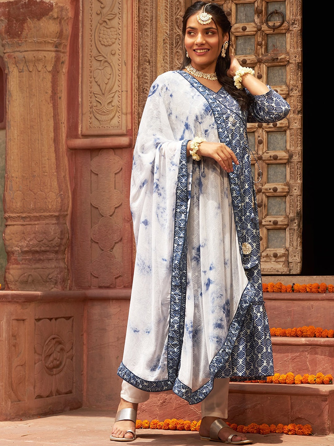

AAYUMI Ethnic Motifs Printed Thread Work Kurta With Trouser & Dupatta, Blue