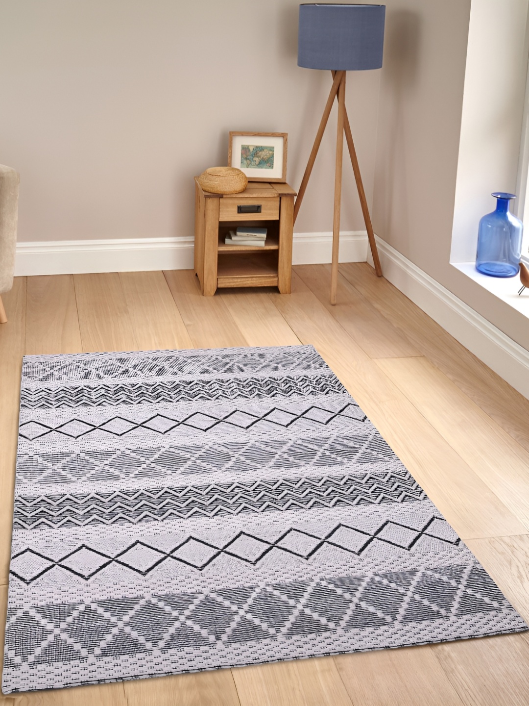 

PEQURA Grey & Black Geometric Handmade Woollen Carpet