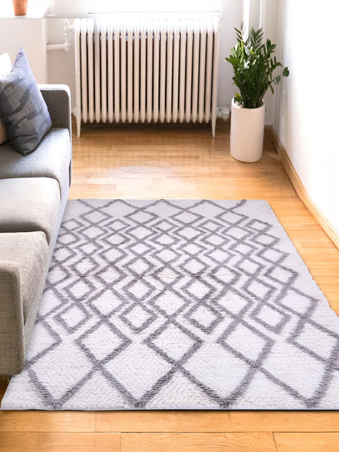 

PEQURA White & Grey Handmade Woollen Carpet