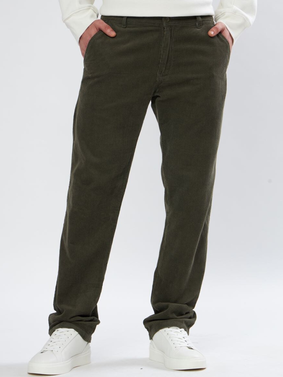 

UNITED DENIM Men Relaxed Straight Fit Mid-Rise Corduroy Trouser, Green