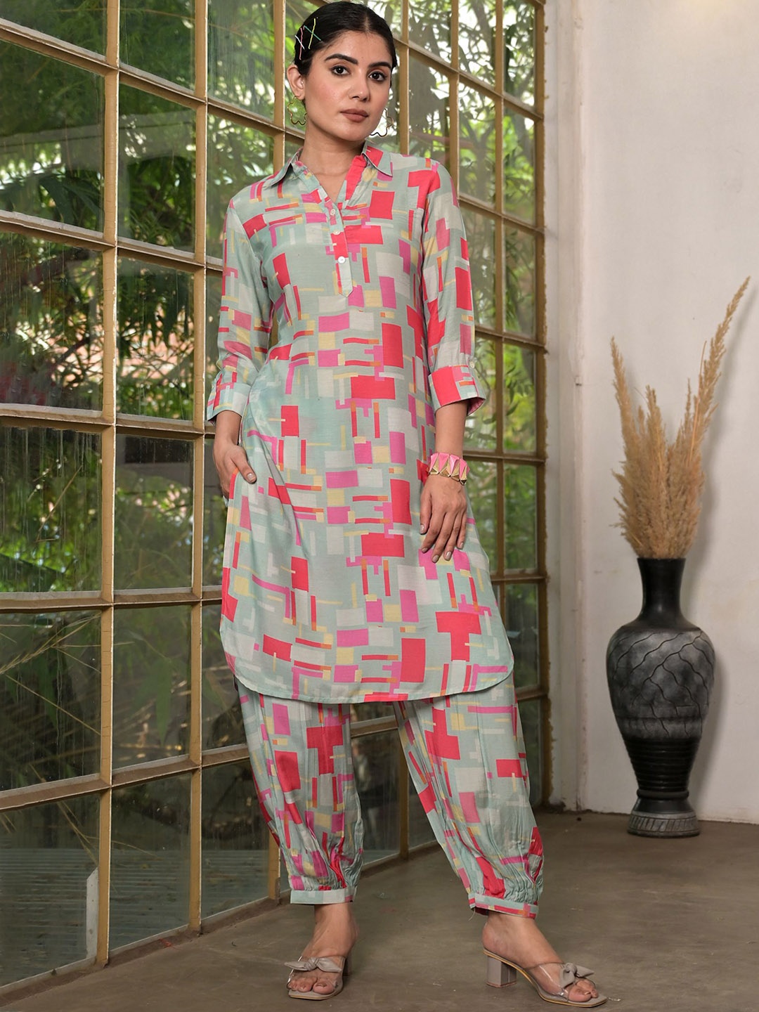 

The Kapas Abstract Printed Shirt Collar Neck Kurta & Salwar, Green