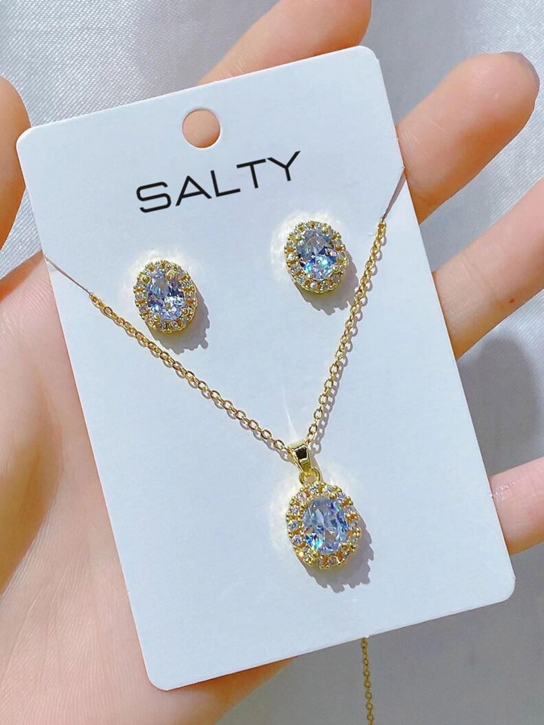 

DressBerry Gold-Plated Stone Studded Oval Shaped Pendant Jewellery Set