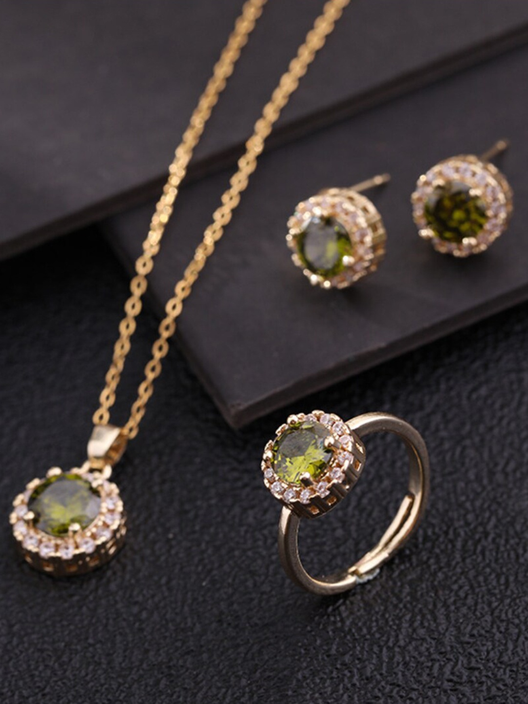 

DressBerry Gold-Plated Stone Studded Round Shaped Pendant Jewellery Set