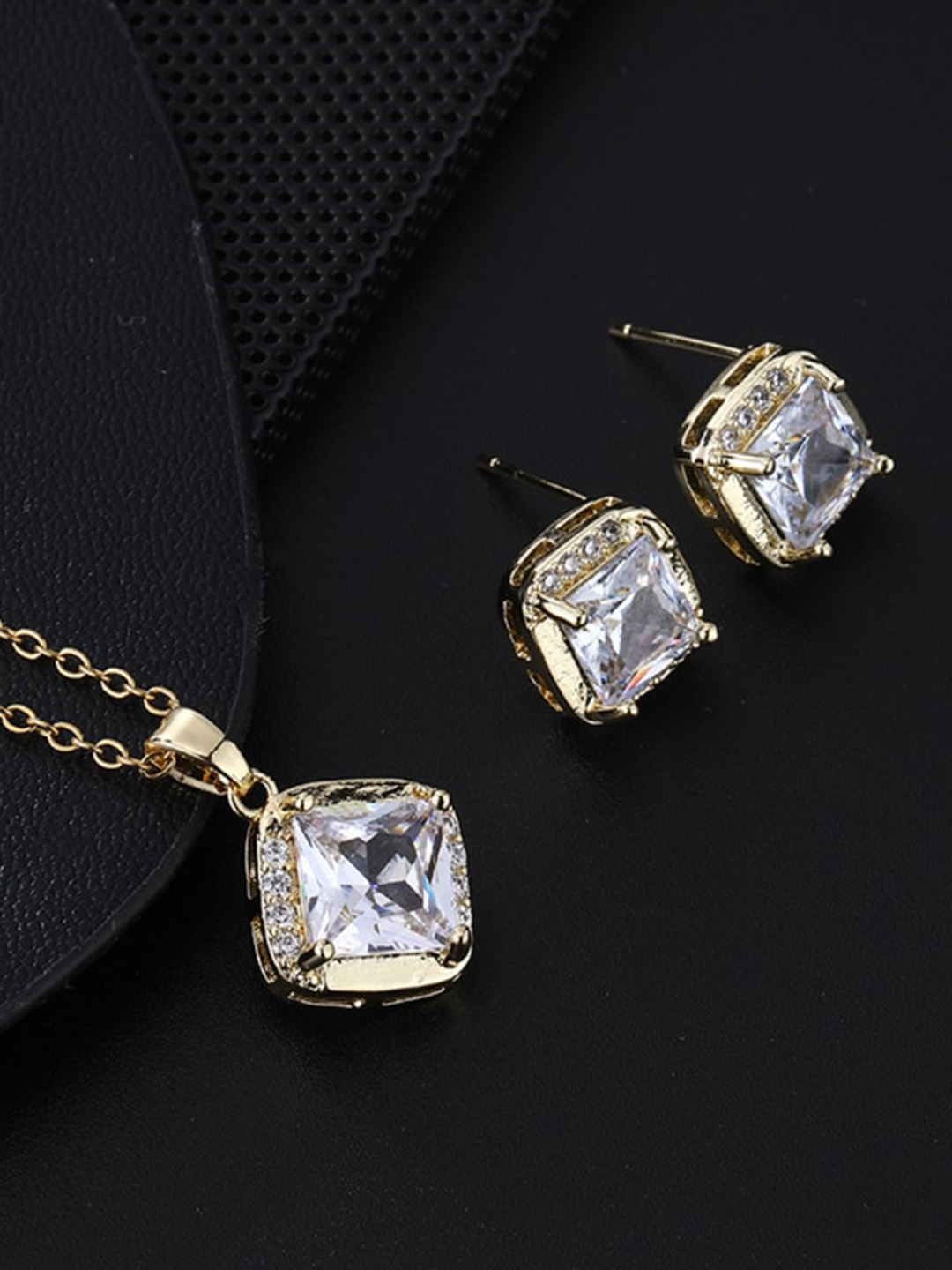 

DressBerry Gold-Plated Stone Studded Square Shaped Pendant Jewellery Set