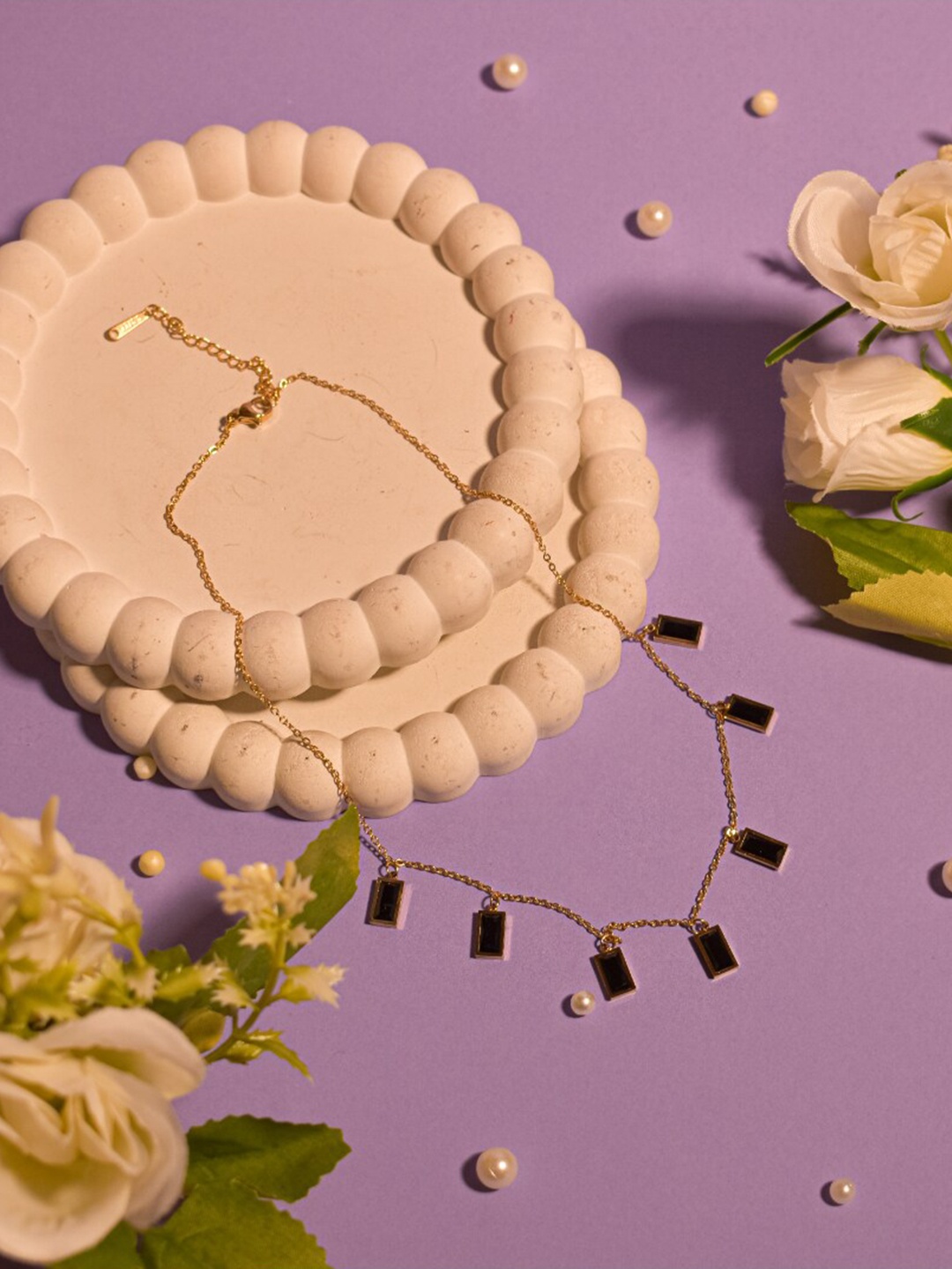 

DressBerry Gold Toned Minimal Necklace