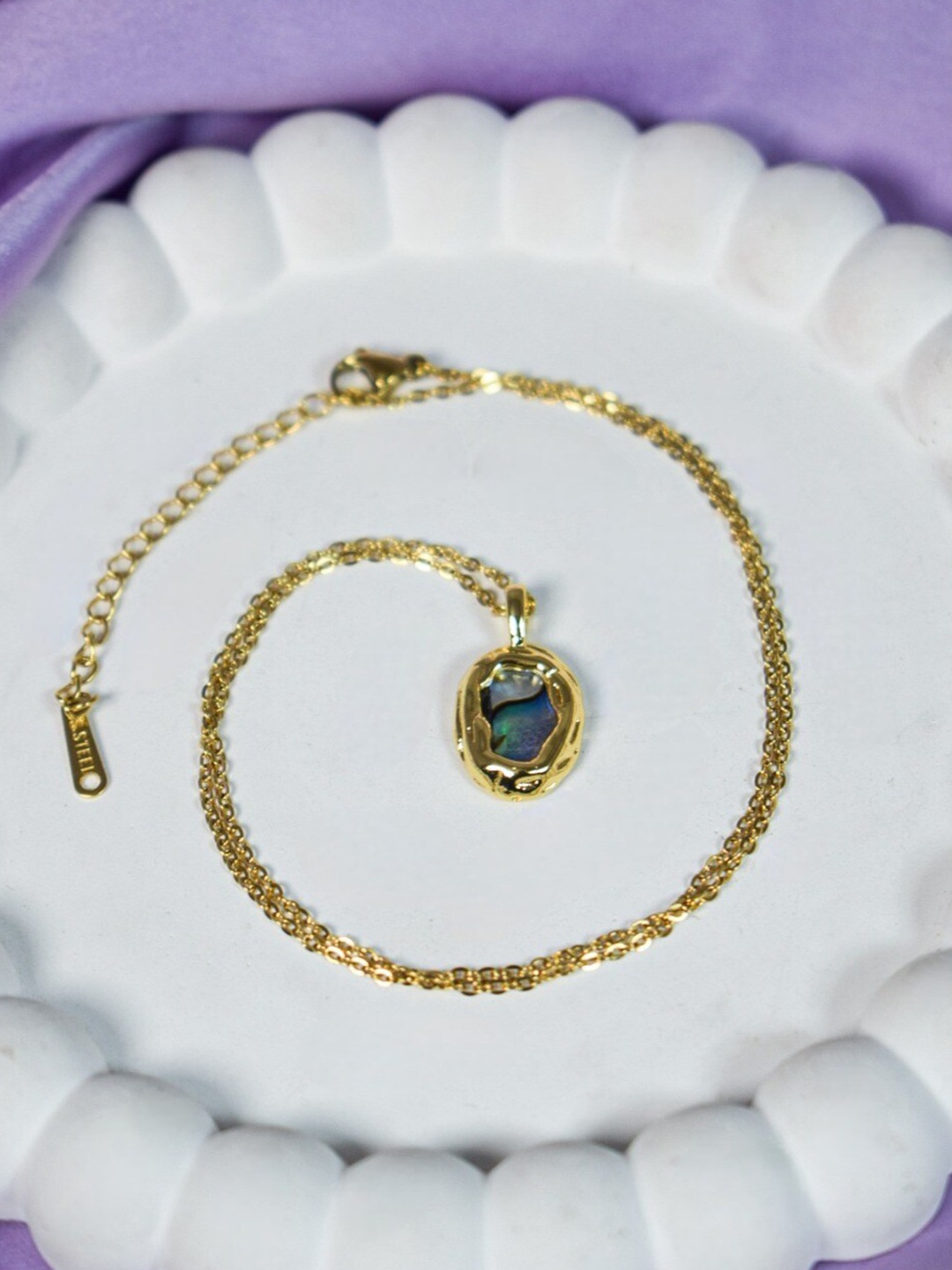 

DressBerry Gold Toned Crystal-Studded Oval-Shaped Antique Charm Pendant With Chain