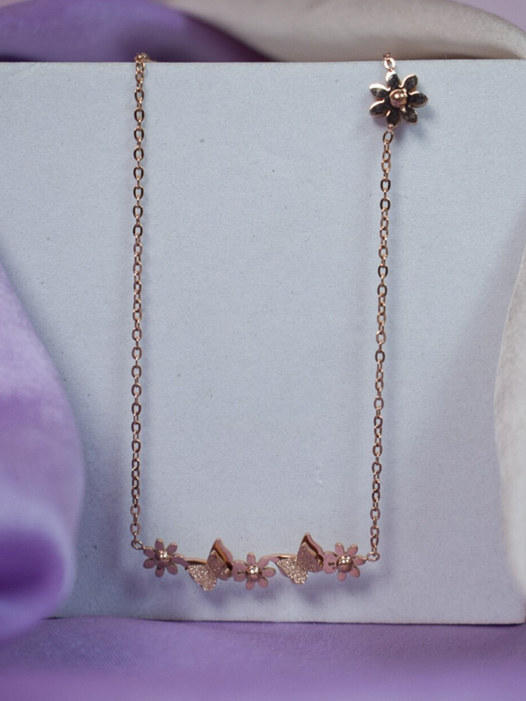 

DressBerry Gold Toned Minimal Necklace