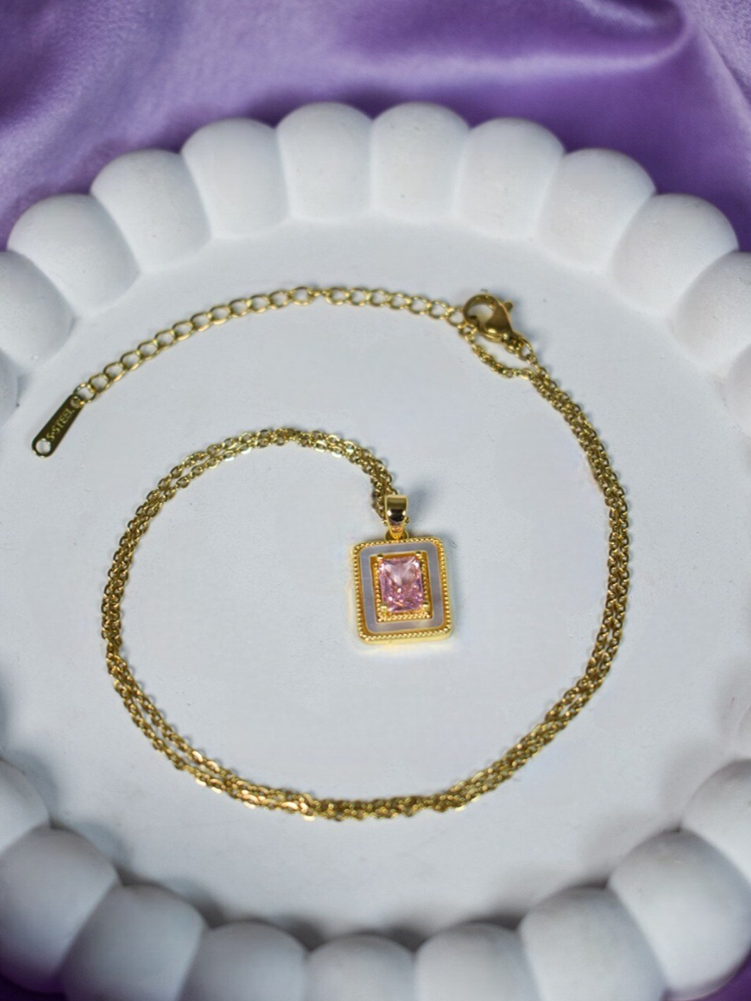 

DressBerry Gold Toned Geometric Pendant with Chain