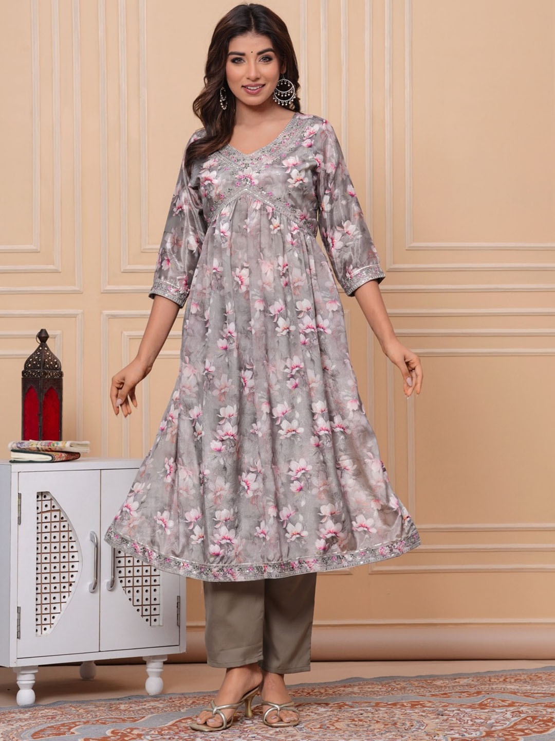 

UNISETS Floral Printed Thread Work Empire Kurta with Trousers, Grey