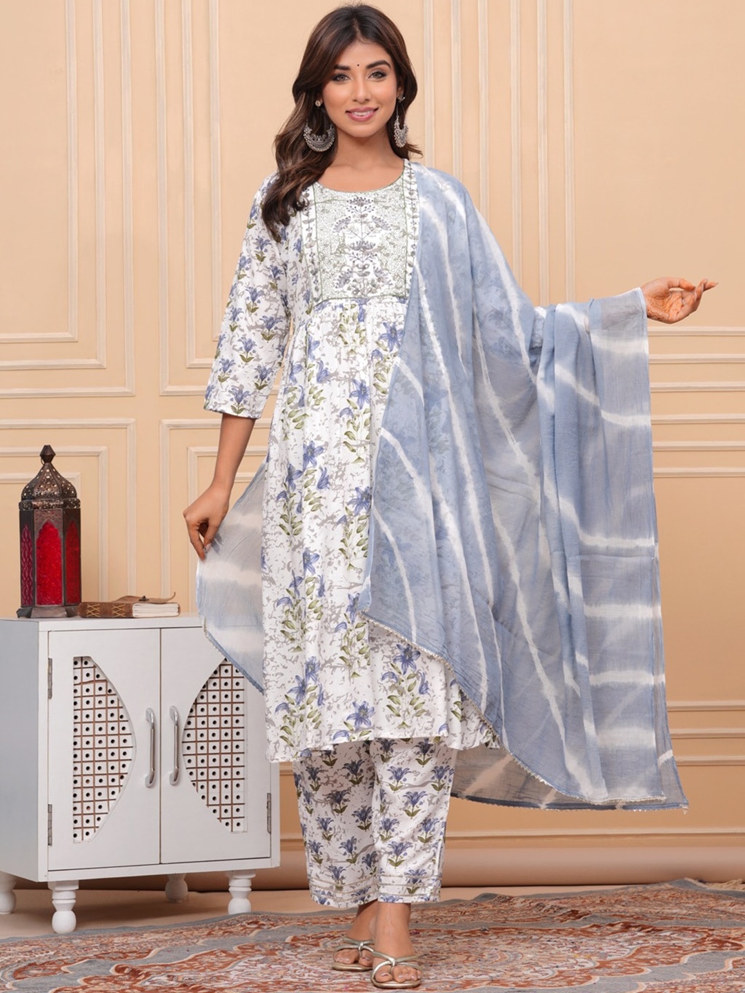 

UNISETS Floral Printed Thread Work Empire Kurta with Trousers & Dupatta, Cream