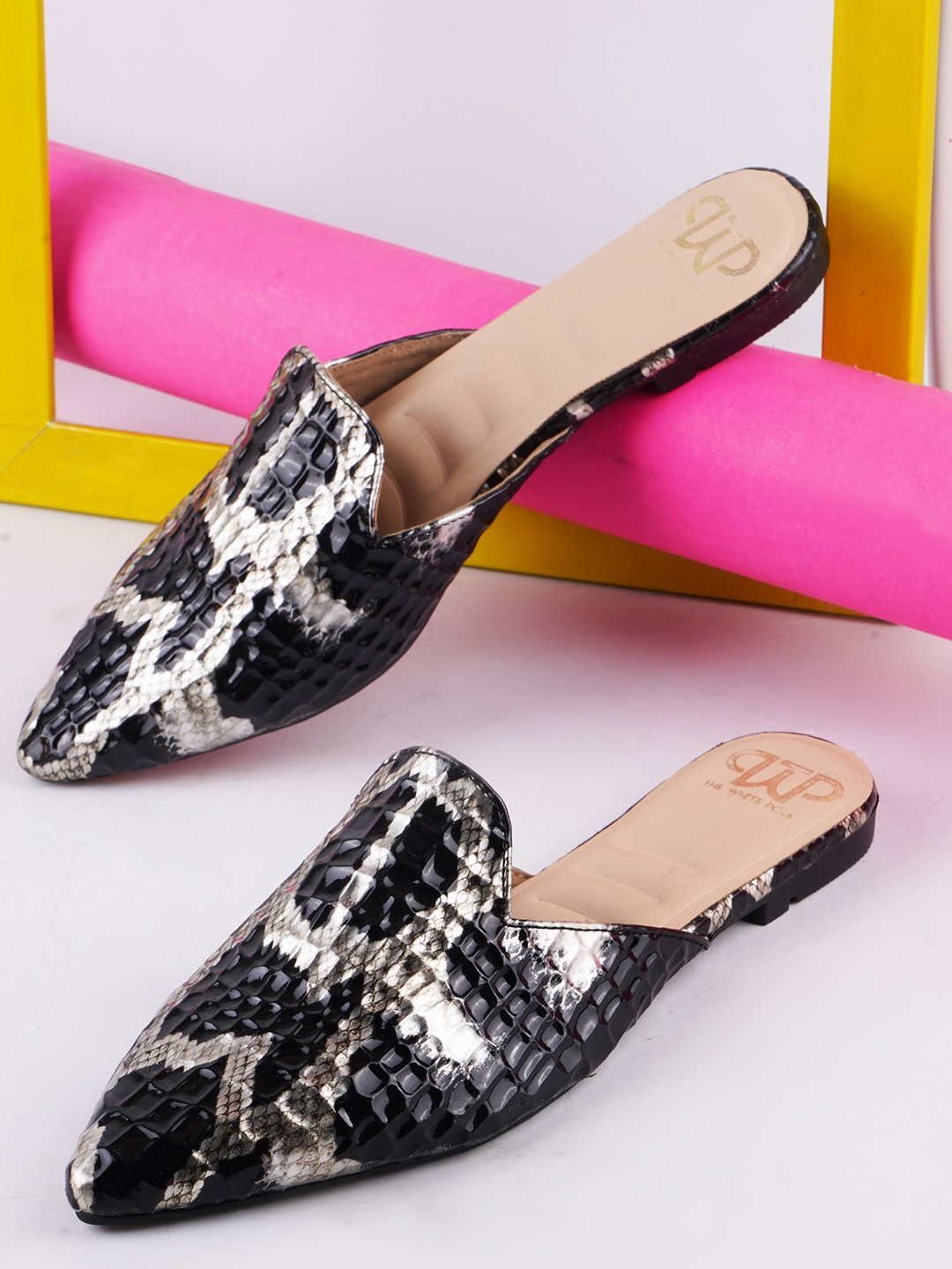 

THE WHITE POLE Pointed Toe Mules Flats, Black