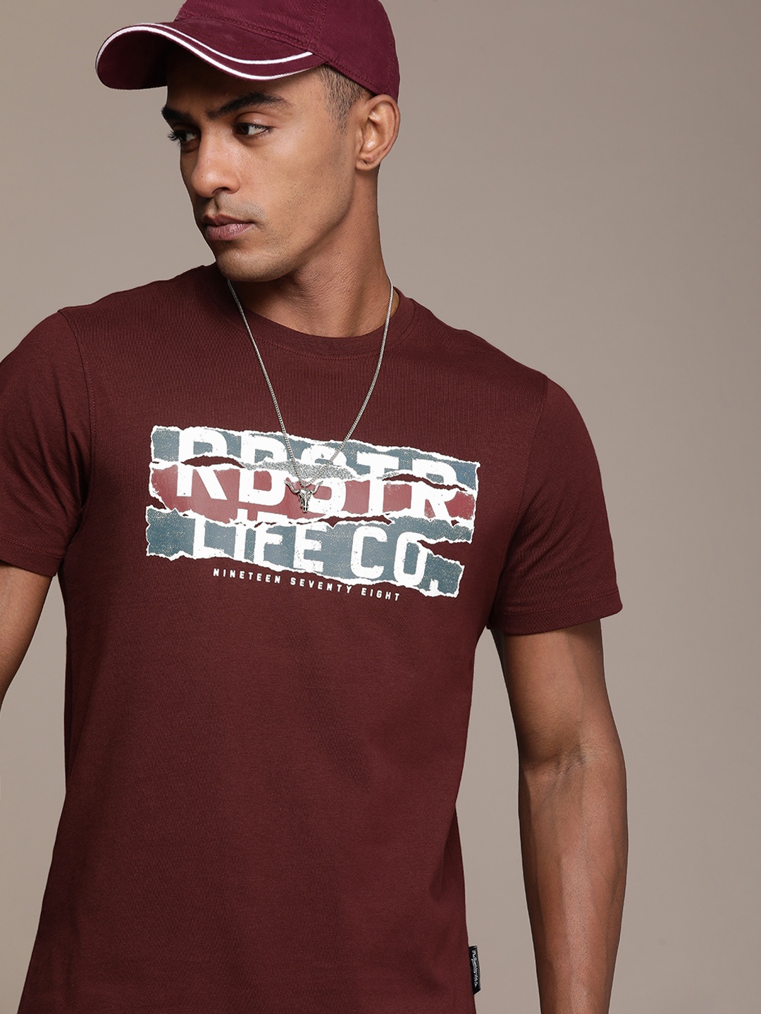 

Roadster Men Graphic Printed Regular Fit T-shirt, Burgundy