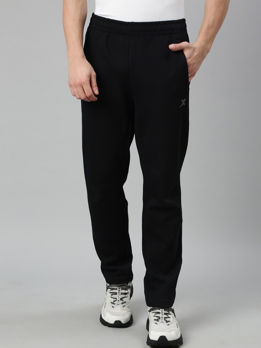 

Xtep Men Brand Logo Antimicrobial Sculpting Training Joggers, Black