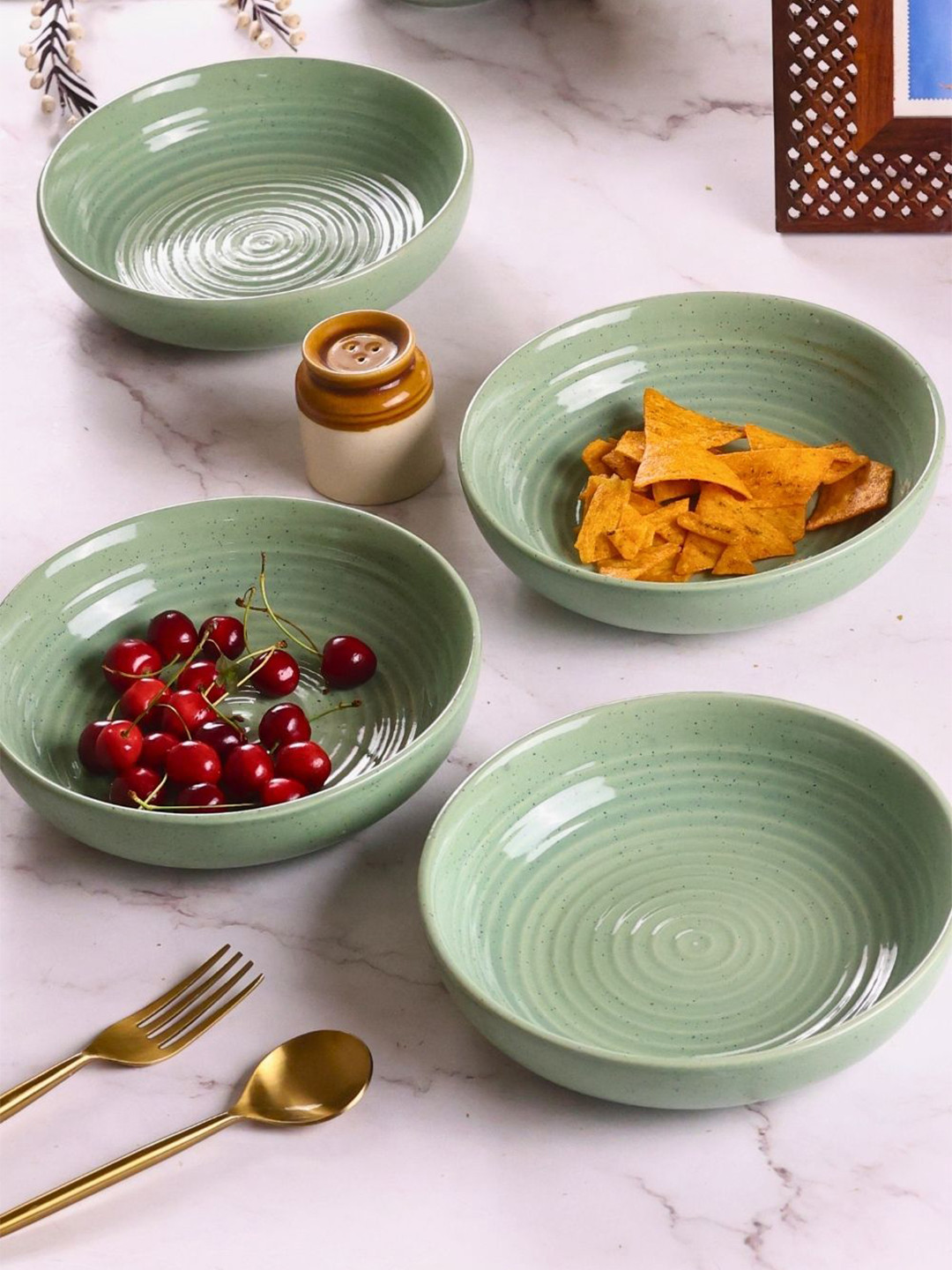 

WEAVING HOMES Green 4 Piedes Painted Ceramic Glossy Curry Bowl 550 ML