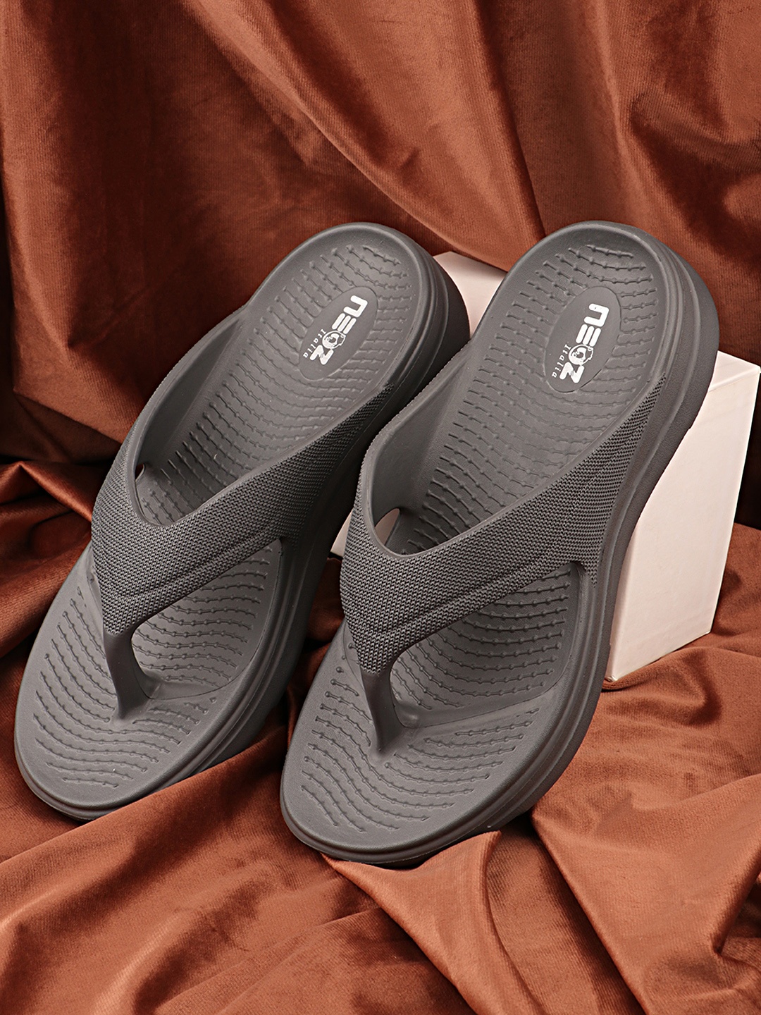 

NEOZ Men Textured Thong Flip-Flops, Grey