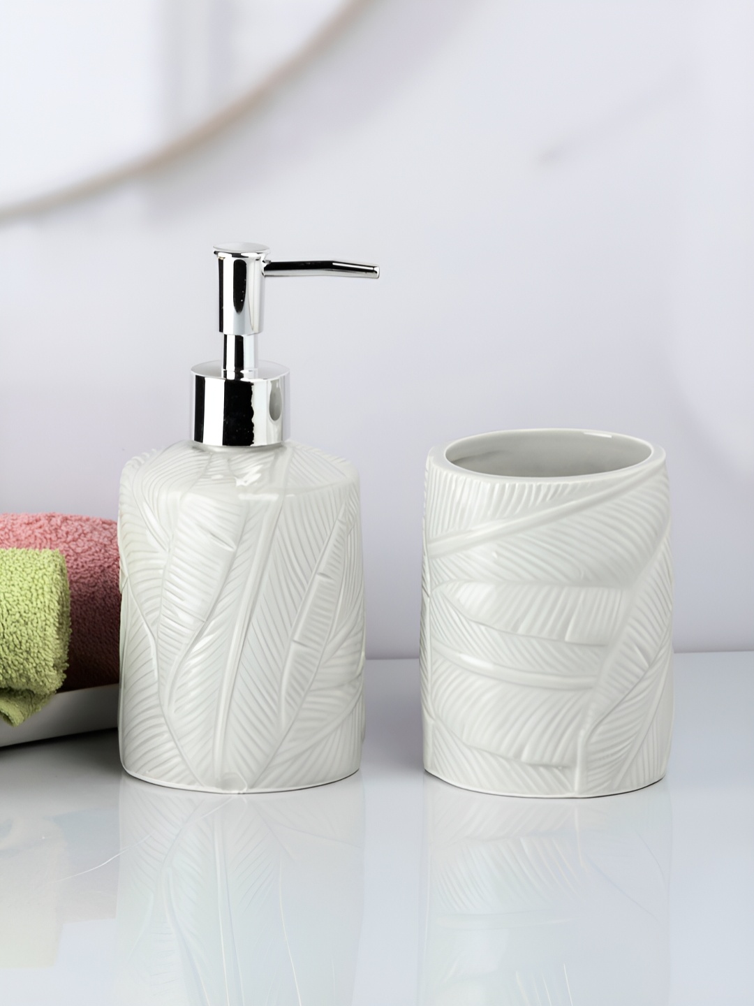 

Kookee Grey 2 Pcs Abstract Ceramic Bath Accessories Set, White