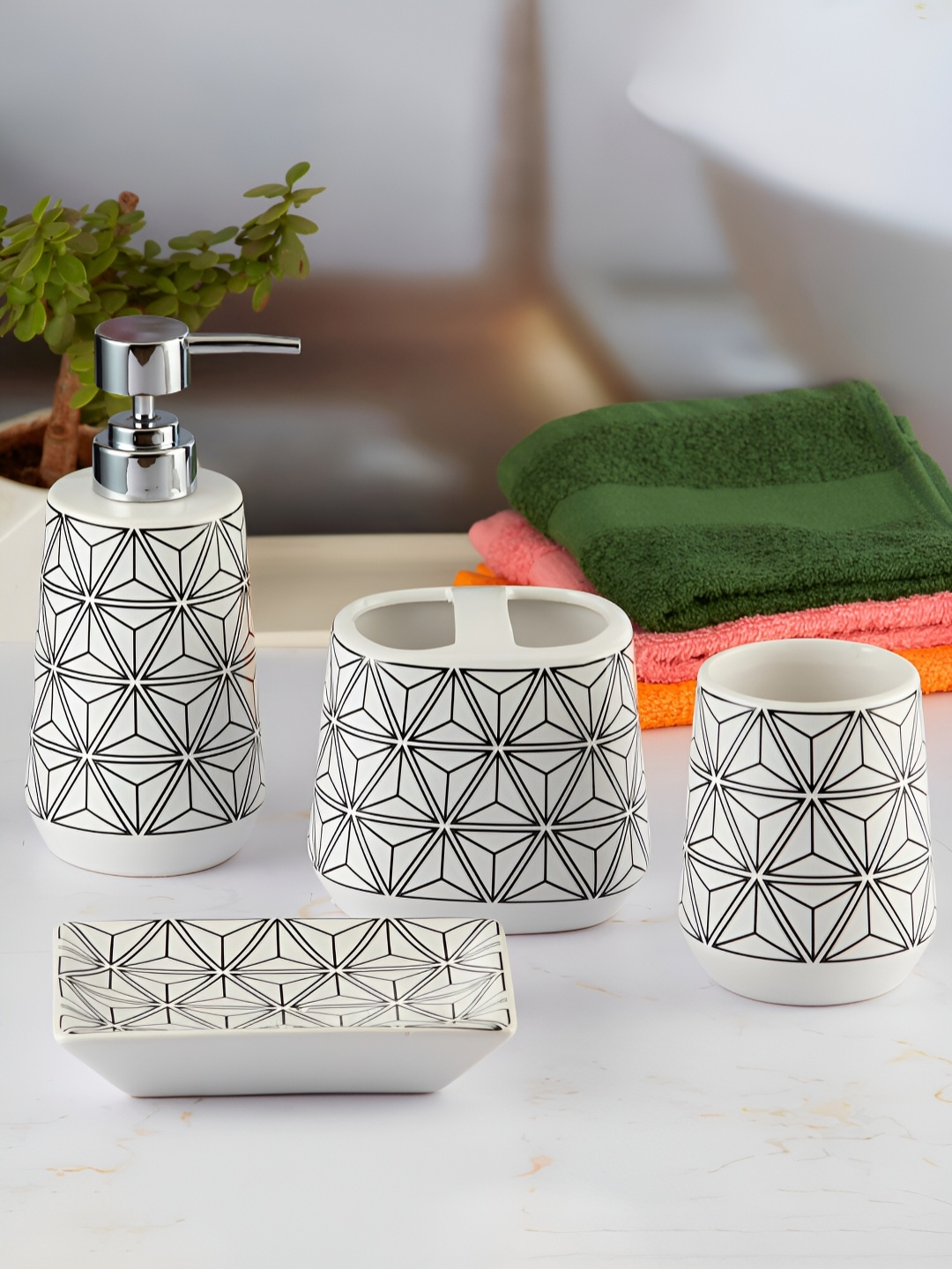 

Kookee White & Black 4 Piece Abstract Ceramic Bath Accessories Set