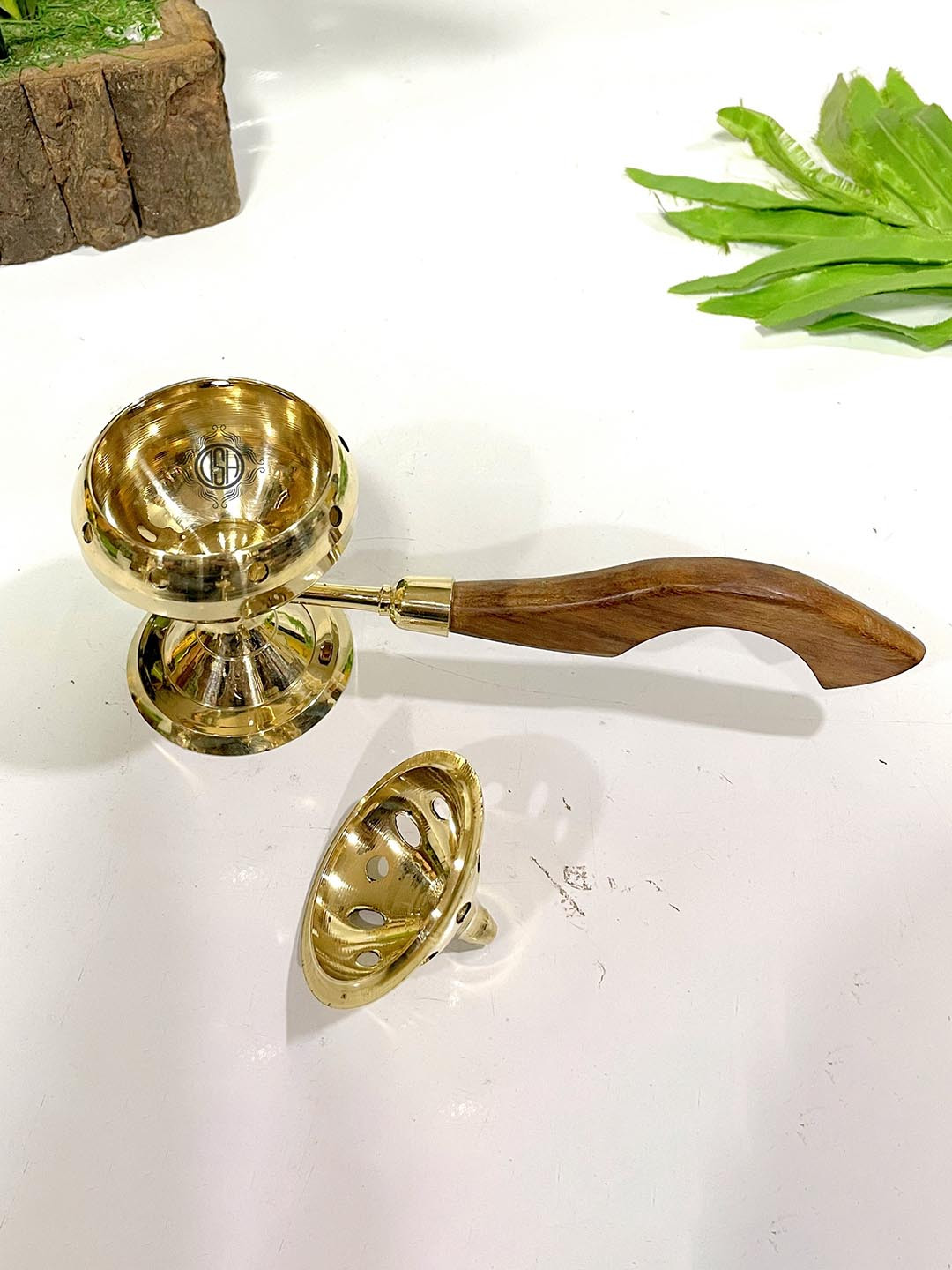 

DSH Crafting Your Curiosity Brown & Gold toned Brass Doop Dani with Wooden Handle