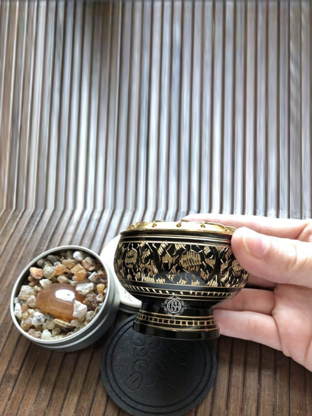 

DSH Crafting Your Curiosity Metallic-toned & Black Textured Brass Doop Dani